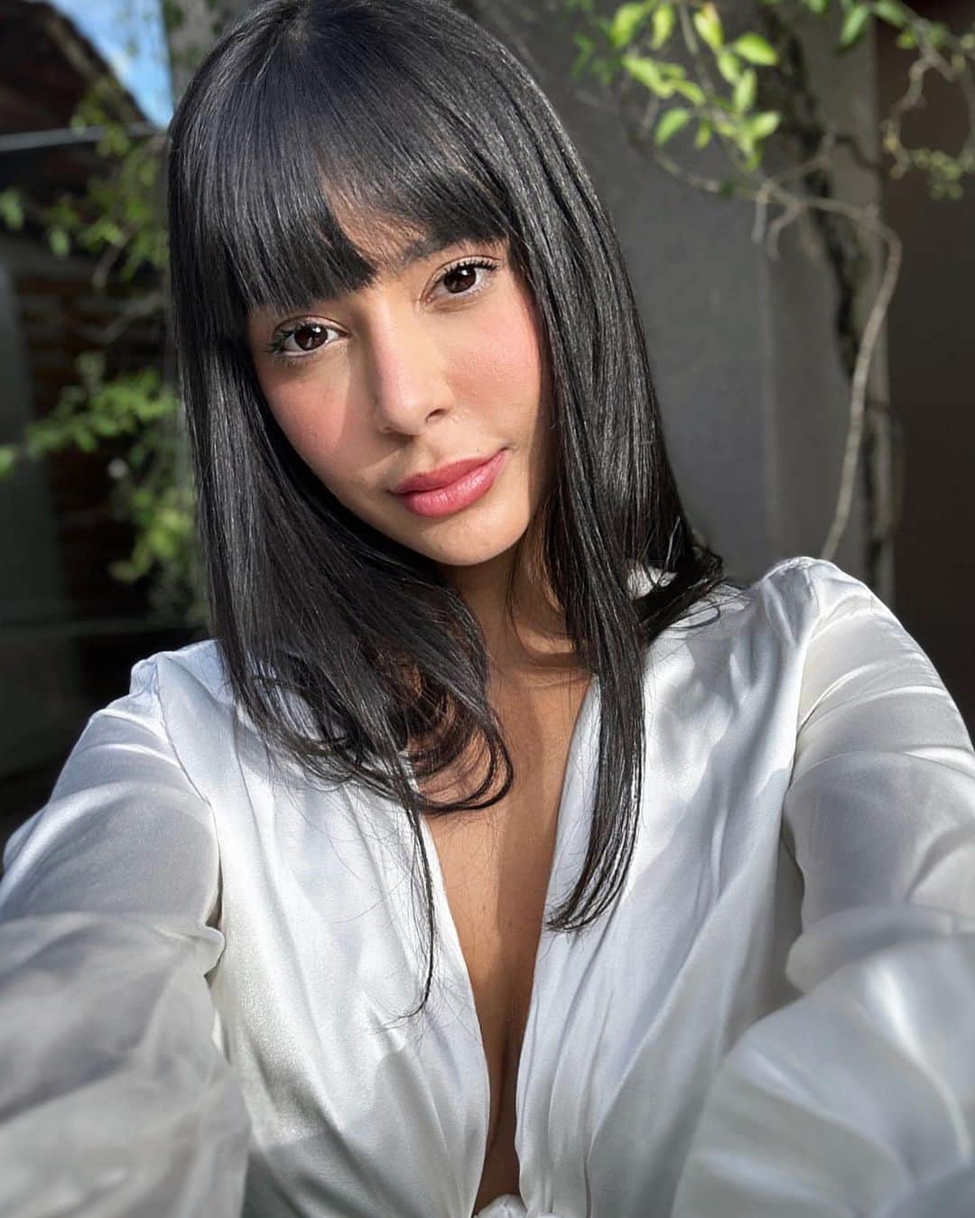 Gabriela Salesのインスタグラム：「Lacrinhas, qual versão minha vcs preferem? Séria ou sorrindo? Eu m amo as duas versões, mas confesso que passei a amar ainda mais meu sorriso depois que comecei o tratamento com os alinhadores invisíveis da Sou Smile. Por isso, eles me convidaram pra participar da campanha #ReveleSeuSorriso e revelar o meu! *(E já tem stories contando tudo isso, só ir lá!)* Seja como for o seu sorriso, o importante é se amar e sentir bem do seu jeitinho. Mas caso você queira ajustar algo para revelar o seu, saiba que pode contar com a @sousmileoficial, que é referência em alinhadores invisíveis, para te ajudar a se sentir ainda mais autoconfiante.   É só usar o meu cupom RICA700  para iniciar seu tratamento ortodôntico com uma condição super especial válida apenas até o dia 30/09. Corre pra agendar sua avaliação!!!🧡publi #ReveleSeuSorriso」