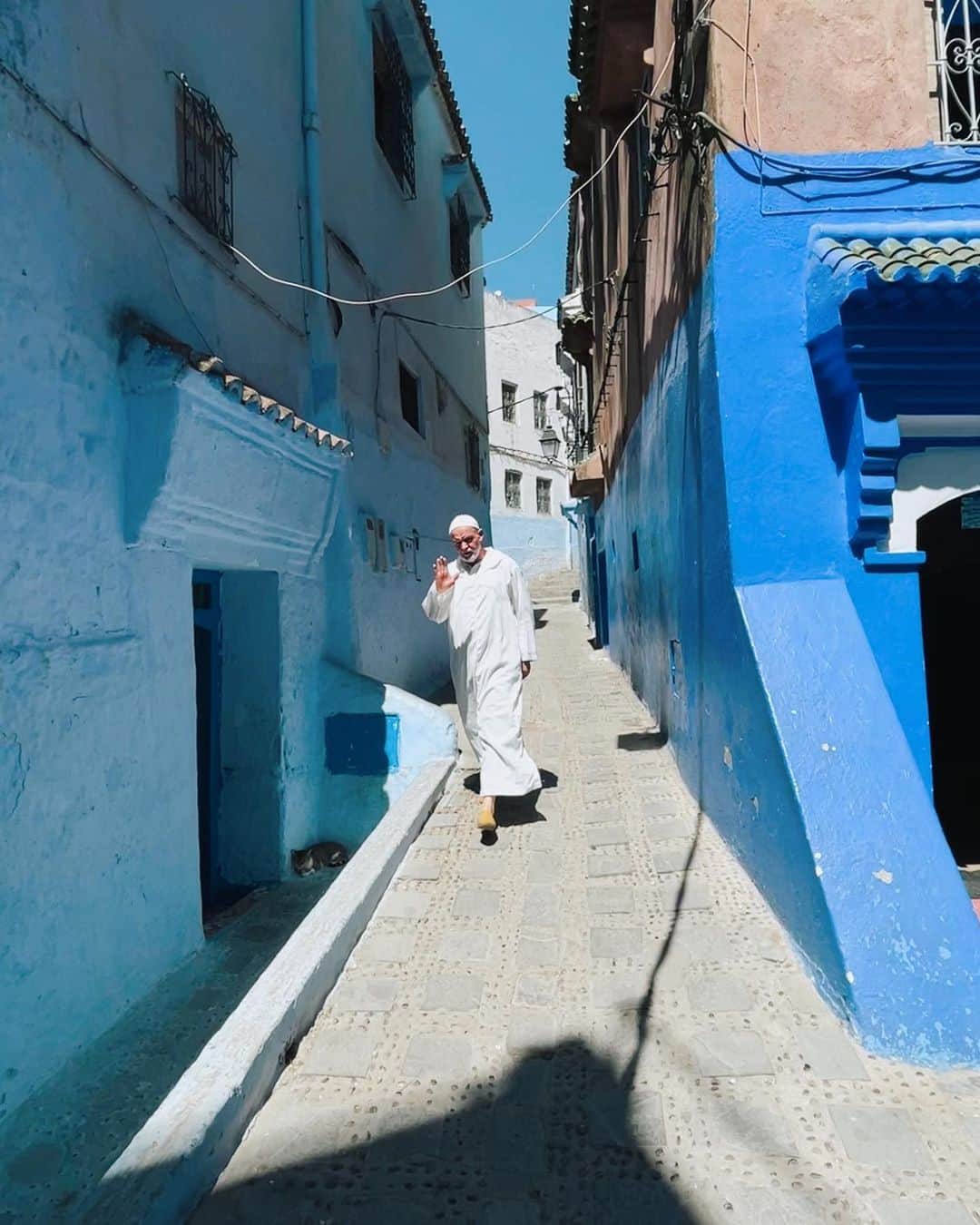 J E R E M Y ジェレミーさんのインスタグラム写真 - (J E R E M Y ジェレミーInstagram)「: I have been talking about coming to the Blue Pearl City of Morocco for years and here I am. Picturesque as expected, and what an experience in life!  Be a Go getter :)  . . . . .  #minimalism #撮影練習 #写真好き #photooftheday  #picoftheday#morocco #摩洛哥 #chefchaoun #ⴰⵛⵛⴰⵡⵏ #شفشاون/الشاون #bluepearl #bluepearlcity #bestoftheday #nofilter #hongkonger #british  #londoner #travelgram #wanderlust #weekendescape #positivevibe #asethetic #visualgang #holiday #rabat #buddytrip #Africa #NorthAfrica #travelblogger #舍夫沙萬」9月13日 0時19分 - jeremygenic