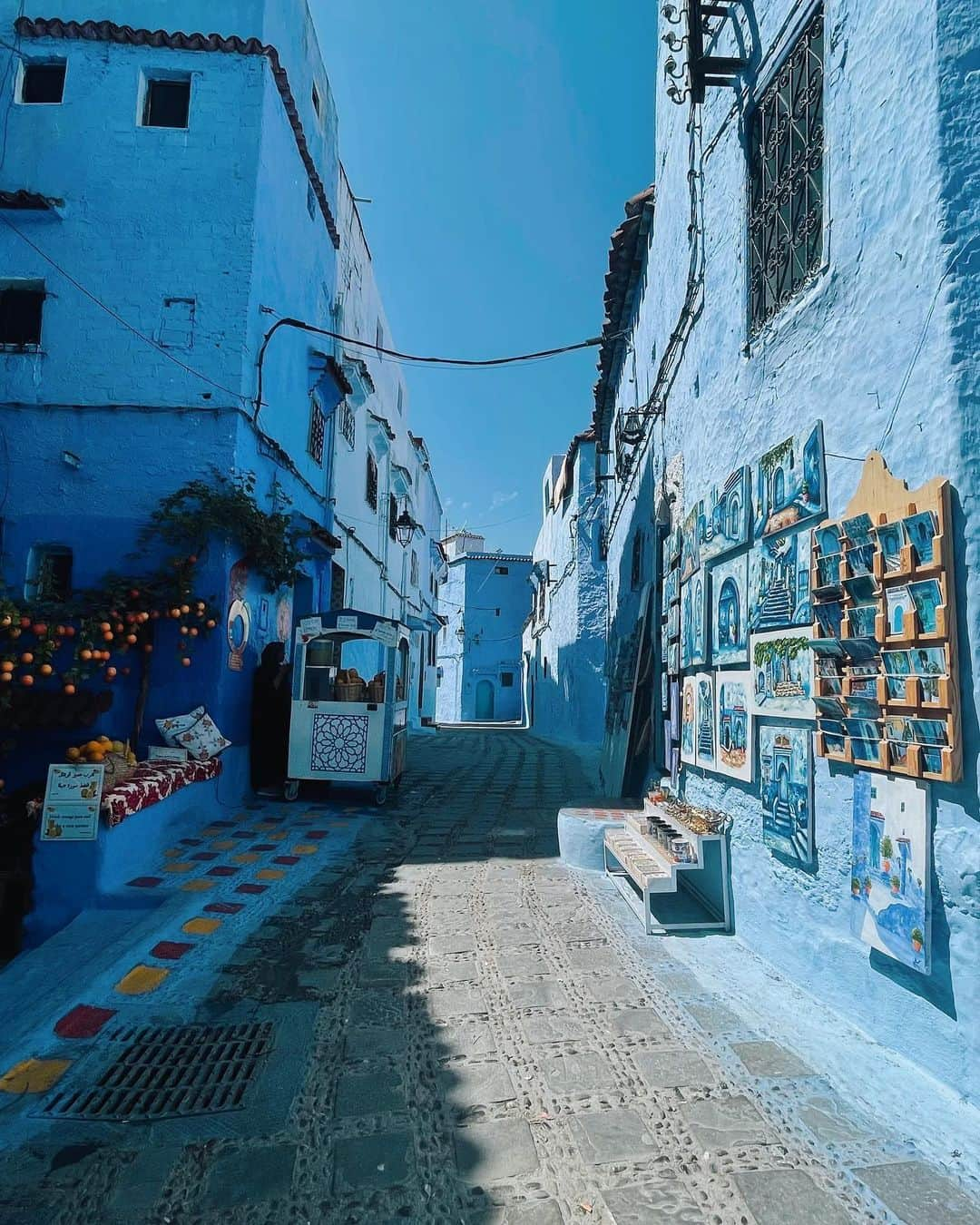 J E R E M Y ジェレミーさんのインスタグラム写真 - (J E R E M Y ジェレミーInstagram)「: I have been talking about coming to the Blue Pearl City of Morocco for years and here I am. Picturesque as expected, and what an experience in life!  Be a Go getter :)  . . . . .  #minimalism #撮影練習 #写真好き #photooftheday  #picoftheday#morocco #摩洛哥 #chefchaoun #ⴰⵛⵛⴰⵡⵏ #شفشاون/الشاون #bluepearl #bluepearlcity #bestoftheday #nofilter #hongkonger #british  #londoner #travelgram #wanderlust #weekendescape #positivevibe #asethetic #visualgang #holiday #rabat #buddytrip #Africa #NorthAfrica #travelblogger #舍夫沙萬」9月13日 0時19分 - jeremygenic