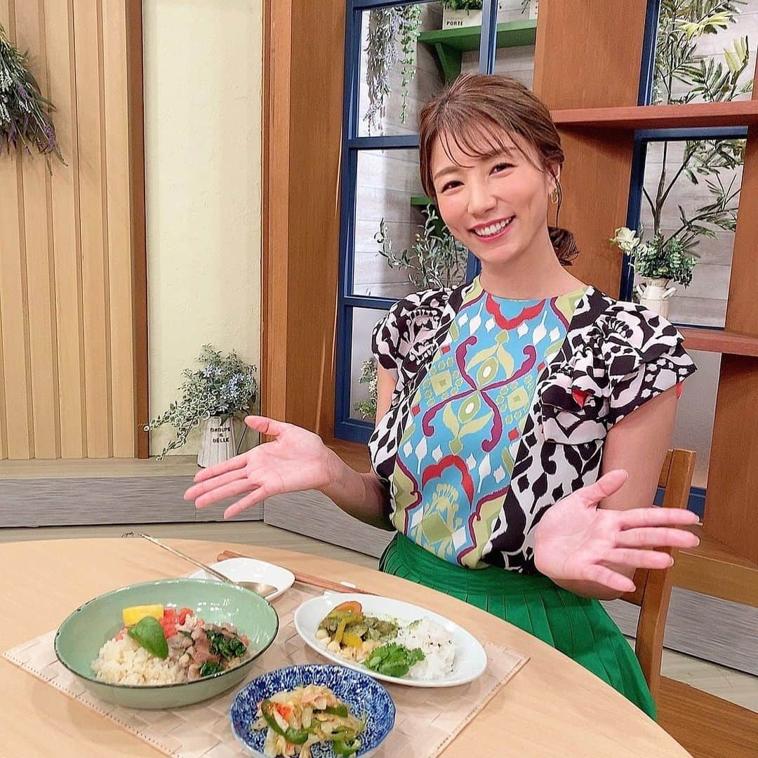 青木愛のインスタグラム：「NHK『きょうの料理』🍽️♡ ⁡ 今回は『エスニック料理』🌿 ⭐️フレッシュグリーンカレー ⭐️豚肉のバジル炒めかけご飯 ⭐️かにかまの卵カレー炒め の3品を教えてもらいました😊 ⁡ エスニック料理の中でも特にグリーンカレーが大好きやから、作り方学べてルンルン☺️💚 ⁡ 今回もどの料理もめちゃくちゃ美味しかったです😍😍 ⁡ 再放送は、 Eテレ9月13日(水)21:00〜 Eテレ9月18日(月)11:30〜 です📺」