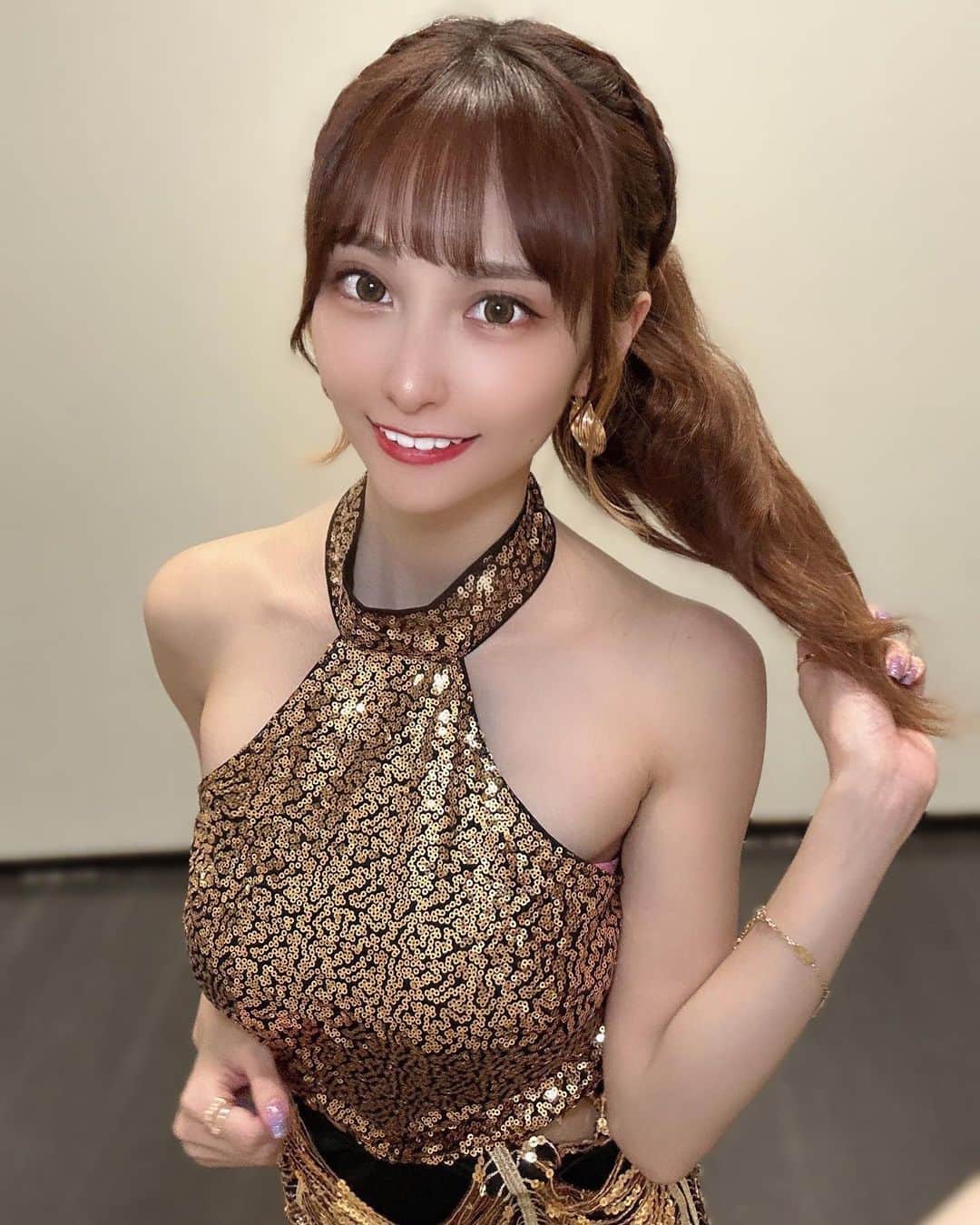のインスタグラム：「pony💖 . 10日JAPAN COLLECTION来て下さった方ありがとうございました🌟 姉妹初イベント楽しかった👯‍♂️❤️ . 賞状貰って気分高揚してて歩き方がやばい動画です🙃 ワタべウェディングドレスさんのドレス素敵すぎた💖 @watabewedding   ｡*⑅୨୧┈┈┈┈┈┈┈┈┈┈┈┈┈୨୧⑅*｡  次のイベントは9月30日(土)❤️ 六本木で1日店長します♡ なんと5時間7000円で飲み放題+チェキ1枚無料🥰👏 気軽に遊びに来て下さい🍻 皆で出来るゲームや大会もするので楽しみにしててね💕︎ . 〒106-0032 港区六本木3-13-8 zonanビル3階 OXYGEN🍻 ⏰18:00~23:00 ※受付にてそのまま入れます🙆‍♀️ @oxygen_roppongi  . 衣装は姉妹でえっちな制服着ます🫶 お待ちしております🙇‍♂️🌸 . #日本的 #性感內衣 #性感 #内衣 #奶 #外拍 #外拍模特兒 #sexy #性感 #性感美女 #性感尤物 #コスプレ #코스프레  #Cosplay #モデル #모델  #model #グラビア #gravure #그라비아 #イベント  #花咲れあ #れあたん」