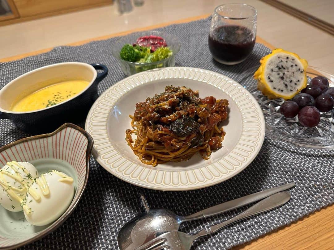 山縣亮太のインスタグラム：「【自炊生活】 今年6月Inbodyの数値を見て愕然とした。。実際2年前に膝の手術してからバリバリ走れるようになるまで1年以上かかった(かけた)から当然っちゃ当然なんだけど、そういうのもあって今まで以上に食事に気をつけるようになった。 日々の食事管理は結構根気がいるけど、やってると今まで自分で気づかなかった楽しみも発掘できた。それは毎回の食事が10倍楽しみになったってこと。あと週一回のチートデイが待ち遠しくてしょうがない。実際この前は門前仲町のカツ丼のことで頭がいっぱいになった。わざわざ始発で予約取りにいったからね。(しかも今は予約受け付けてなかったっていう。)実物が目の前に来た時は、人生カツ丼史上間違いなく一番心躍った瞬間だったと思う。この食事管理生活、引退してもやめられないかもね。太りたくないし、実際結構充実してると思う。  そのへん競技ともにてるかな。普段の練習がキツいのはまあ特別なことではないけど、やりたくないわけじゃないっていう。 あ、もしかしたらキャンプとも似てるかも。不自由を楽しむ的な。 やっぱ心から楽しいって感じるにはある程度不自由とか我慢が無いとダメなんかもね。  最近夜に食べたものを見返すのが習慣なもんで、これ書いててたらまた腹が減ってきた。。我慢、我慢。今週末の美味いご飯のために。。」