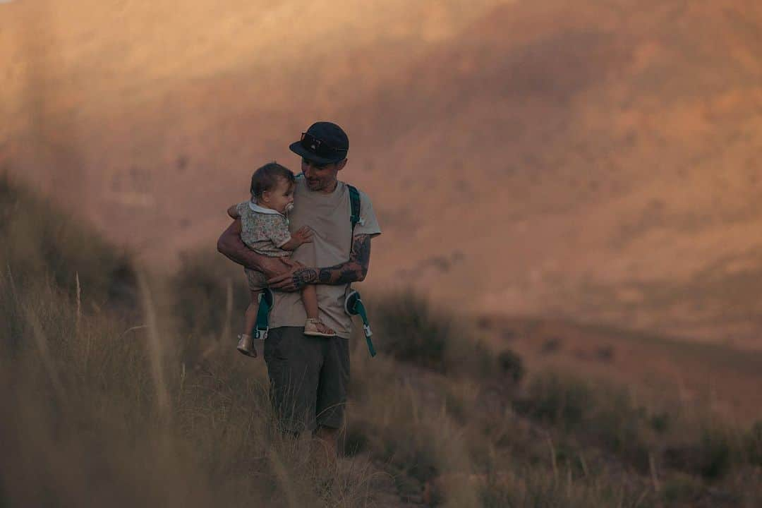 ニナ・カプレツさんのインスタグラム写真 - (ニナ・カプレツInstagram)「We arrived in Morocco 10 days ago. We enjoyed the trip, although it took some time to adapt with a baby.  We were not in the zone of the earthquake, but all the country is highly affected. My first reaction was to move towards the atlas and to help on field, but then I realized that we have a baby and that the situation was much worse then we first thought. We have really good contacts in Marrakech and we donated already all the gear we brought from Europe: @namuk clothes, @msr_gear tents and @thermarest and we bought a bunch of dry food and water.  We’re also working with @projectsoar , you can found money on my link in bio.  Right now, we organize donations from Europe and we should be able to deliver during October and November. Stay tuned if you wanna help us!  @andreabasecamp it’s destiny Morocco; we couldn’t be at a better place to help!  📸 @jeremy_bernard_photography」9月13日 0時28分 - ninacaprez