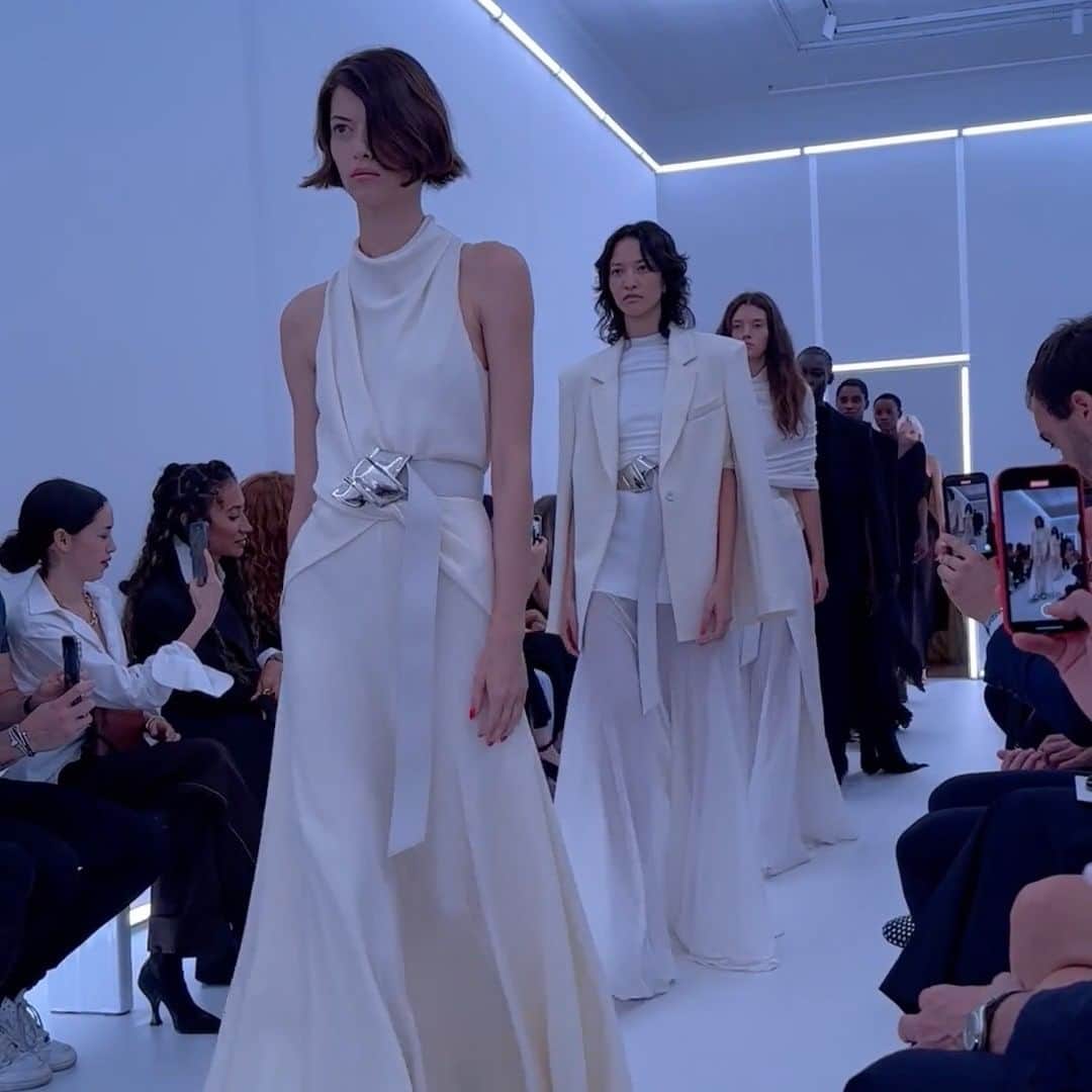 Harper's BAZAARのインスタグラム：「An elegant finale at @brandonmaxwell. 🤍 #NYFW」