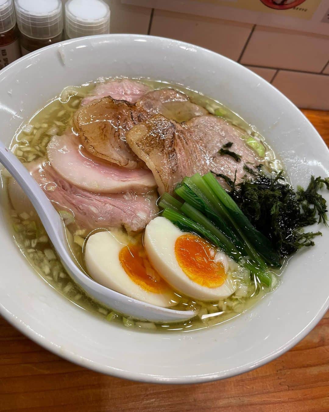 のインスタグラム：「今回は、塩そば！塩そば！！！  地鶏と昆布の出汁と鰹、帆立、烏賊の塩ダレを合わせた特製塩そばです！！　  贅沢すぎるわ🫠  池袋にある 「ラーメン三原色」さんに行ってきましたぁ💖  二つの麺から選べますっっ🍜  太麺も細麺もどっちも美味しかったぁーー！  ネギ焼豚丼も頂きましたぁ👏  食べるのに夢中で写真撮り忘れましたぁ😭💦💦💦  ごめんなさい🙇‍♀️  本当にラーメンずっと食べていたいよう！！！！  次回は豚そば食べます！！  楽しみすぎる🥺  ラーメン大好き💖  PR @ramen_rgb_sangenshoku #ラーメン三原色 #北池袋グルメ #池袋グルメ #池袋ランチ #池袋ラーメン #池袋ディナー #豊島区ラーメン #ラーメン #塩そば #塩ラーメン #ラーメン大好き前田さん」