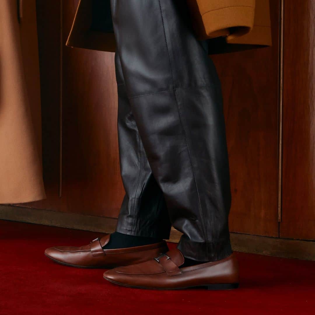 トッズのインスタグラム：「Elevate men's essentials with the unique touch of the T Timeless details.  #Tods #TodsFW23 #TTimeless」