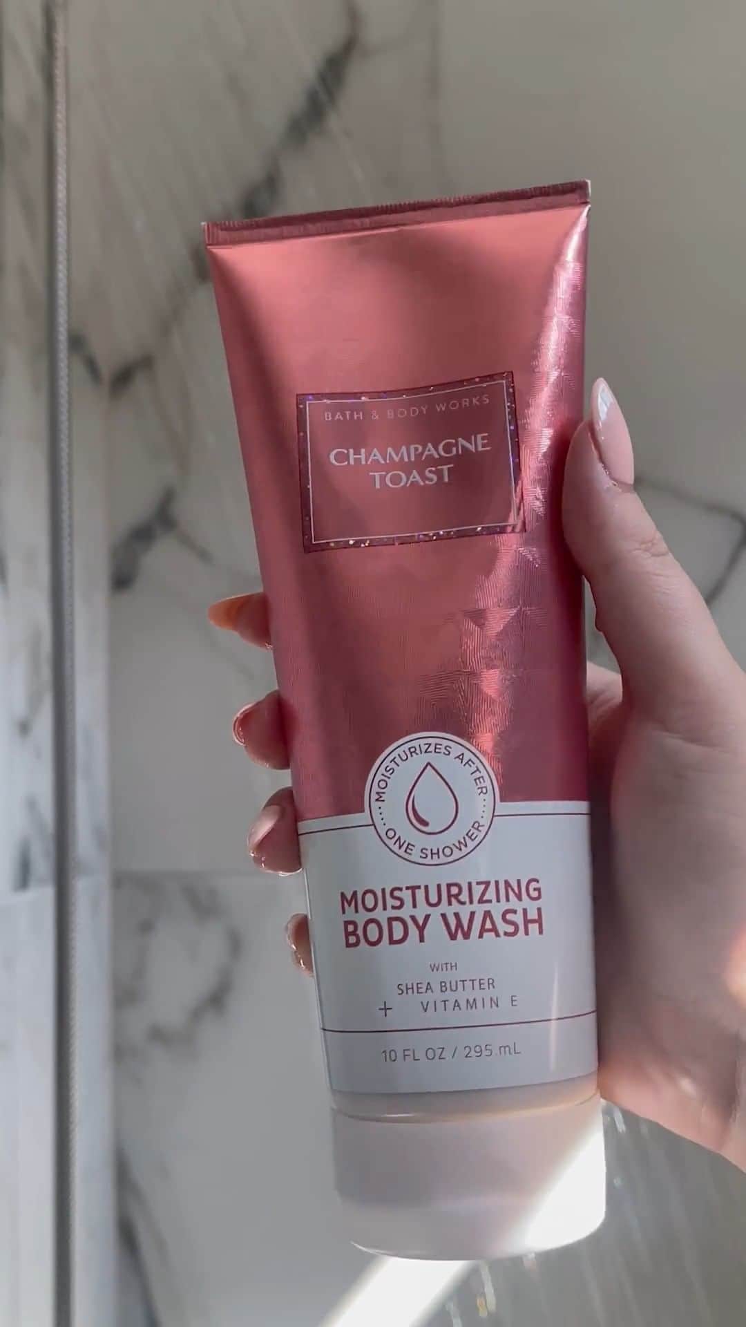 Bath & Body Worksのインスタグラム：「NEW Formula Alert! 📣 Meet the richest lather your shower routine has been looking for🚿 ✨   🫧 Clinically tested to moisturize after just 1 shower 🫧 Made without Sulfates, Parabens or Artificial Dyes  🫧 Made with ingredients you love like Vitamin E, Aloe, Shea & Cocoa Butters   🫧 Available in your favorite fragrances」