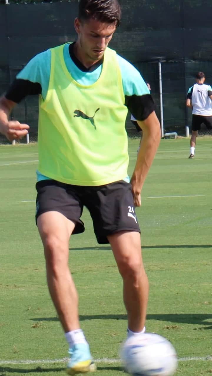USサッスオーロ・カルチョのインスタグラム：「🔥🔥🔥  #Training #ForzaSasol 🖤💚」