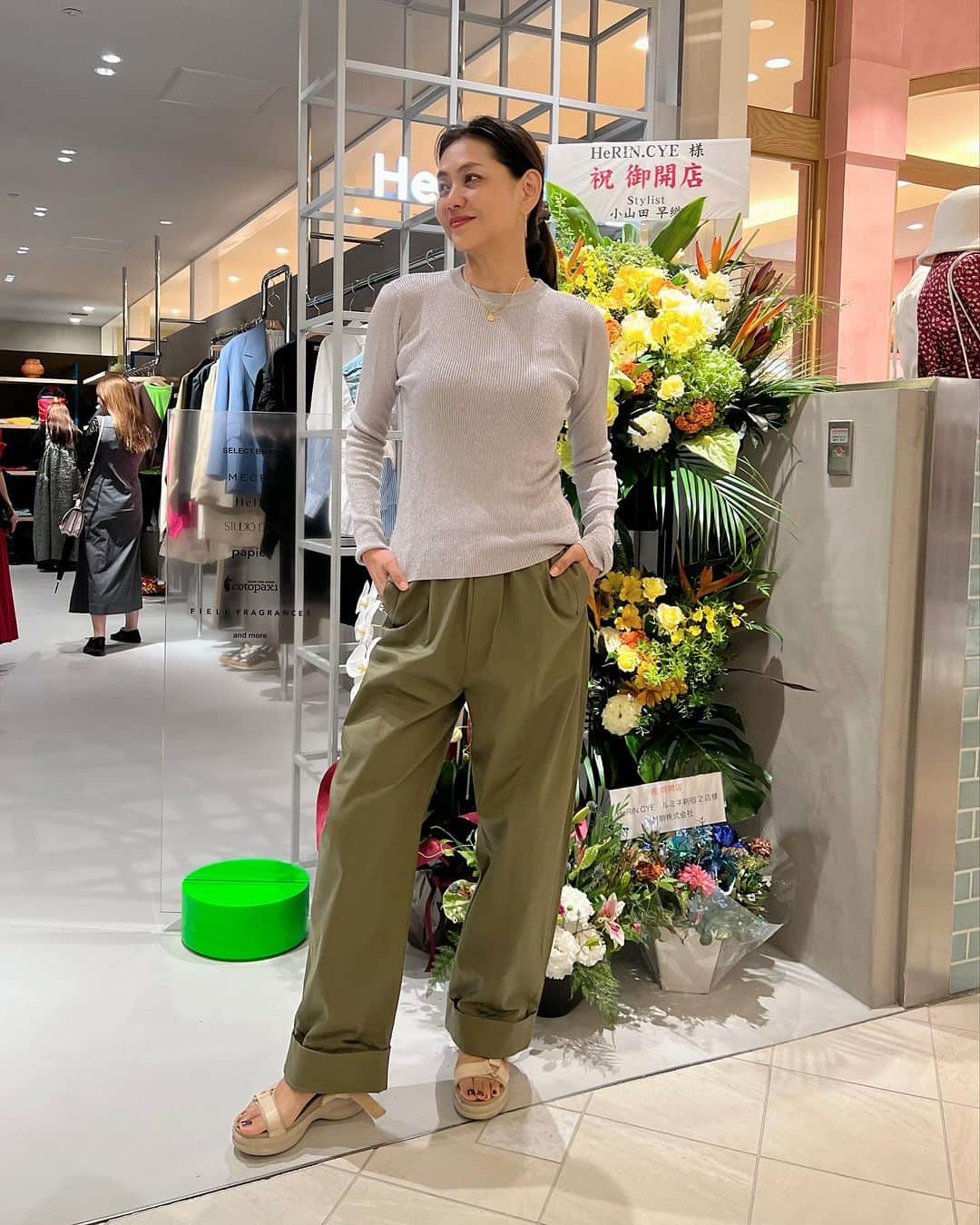 前田典子さんのインスタグラム写真 - (前田典子Instagram)「先日は @herin.cye 💙 #ヘリンドットサイ 初のコンセントショップが ルミネ新宿2に グランドオープン🎉したので @yukaちゃんと @ayumiayunco と📸 遊びに行ってきました🖤  前の週も😆 スタイリスト #小山田さおりさん @saorioyamada  がコンセプターを勤める プラスヴァンドームの展示会へ😊 @plusvendome_official の シンプルで飽きのこないずっと使えるアイテムは色々と欲しくなりました💕 今回はゴールドのペンダントネックレスをゲットしたよ❣️ 写真2枚目で着けてます😊」9月13日 0時31分 - maenorichang