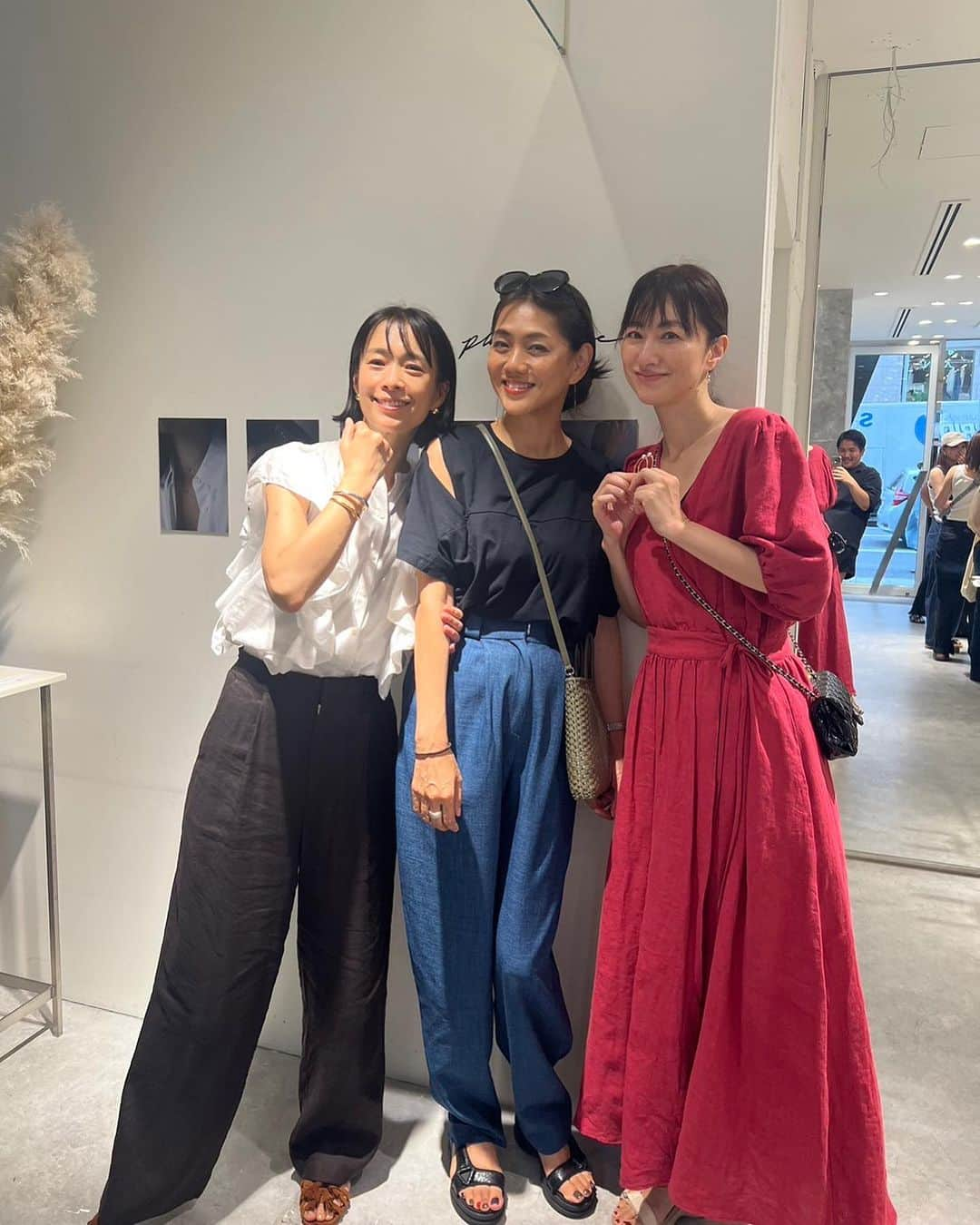 前田典子さんのインスタグラム写真 - (前田典子Instagram)「先日は @herin.cye 💙 #ヘリンドットサイ 初のコンセントショップが ルミネ新宿2に グランドオープン🎉したので @yukaちゃんと @ayumiayunco と📸 遊びに行ってきました🖤  前の週も😆 スタイリスト #小山田さおりさん @saorioyamada  がコンセプターを勤める プラスヴァンドームの展示会へ😊 @plusvendome_official の シンプルで飽きのこないずっと使えるアイテムは色々と欲しくなりました💕 今回はゴールドのペンダントネックレスをゲットしたよ❣️ 写真2枚目で着けてます😊」9月13日 0時31分 - maenorichang