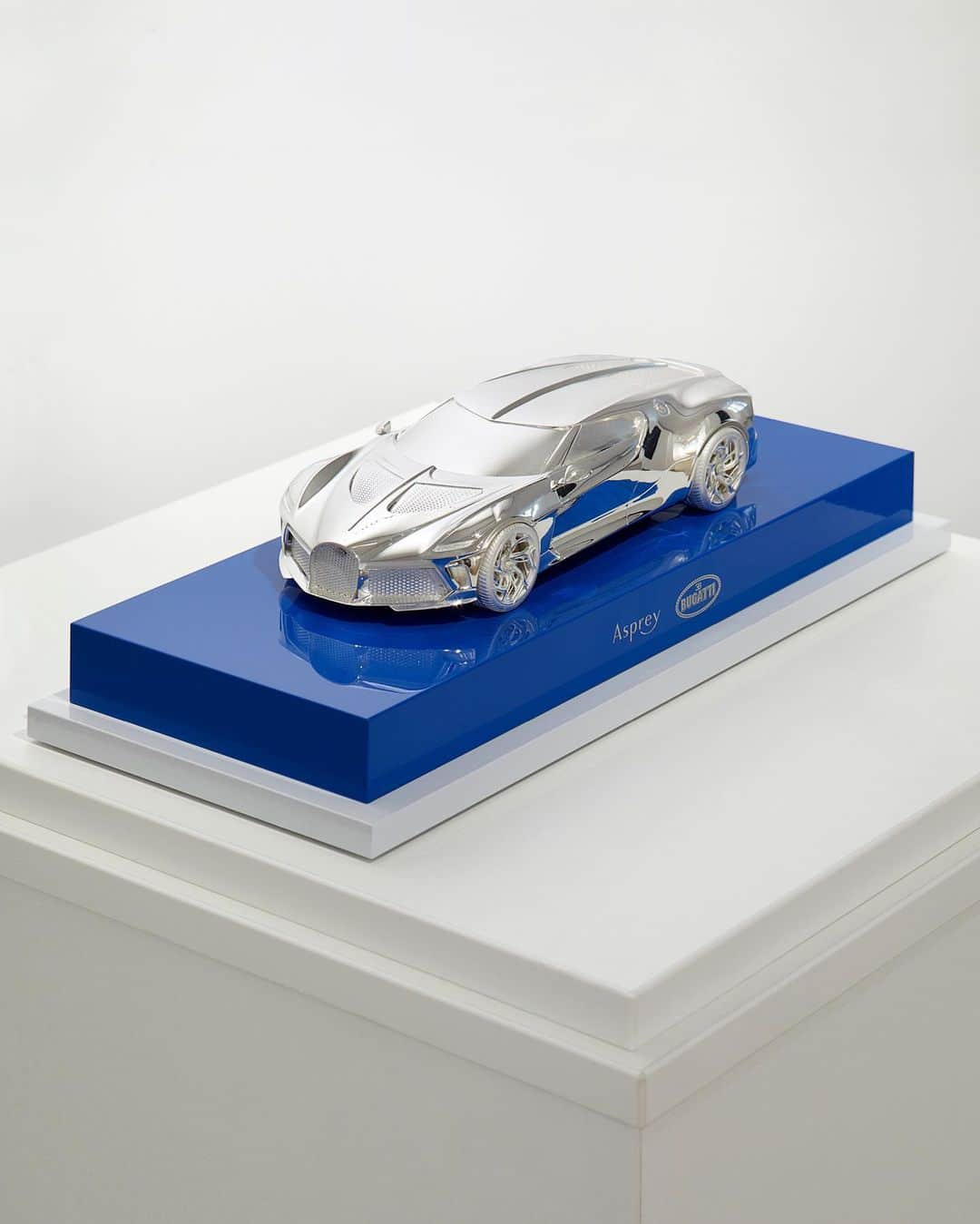 ブガッティのインスタグラム：「The Asprey BUGATTI Collection is a unique permanent exhibition featuring contemporary digital and physical artworks infused with NFT technology.   Combining more than 352 years of heritage, the collaboration of the two brands originating from France and Great Britain sees the meeting of masters of their crafts.  The collection is being showcased in the @AspreyStudio Gallery in the heart of Mayfair, London. The precious sculptures from the 261 La Voiture Noire Collection and the Asprey BUGATTI Egg Collection are a masterclass of highly exclusive objets d’art masterpieces of the future. Asprey BUGATTI holders enjoy the privilege to exhibit their artworks in the Asprey Studio gallery in Mayfair.  The Asprey BUGATTI Collection is accessible by private appointment at the @AspreyStudio Gallery on 36 Bruton St, Mayfair.  #BUGATTI #ASPREYBUGATTI #AspreyStudio #AspreyStudioGallery」