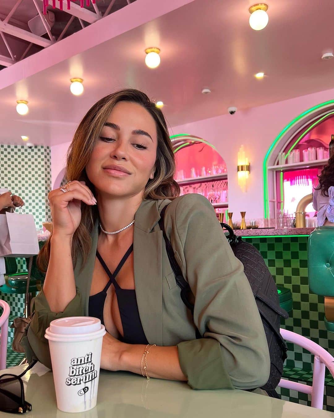 アナ・チエリのインスタグラム：「I love You so Matcha 🍵💓  @changefateactivewear Black Set @hm Blazer @dior Bag @newbalance Shoes」