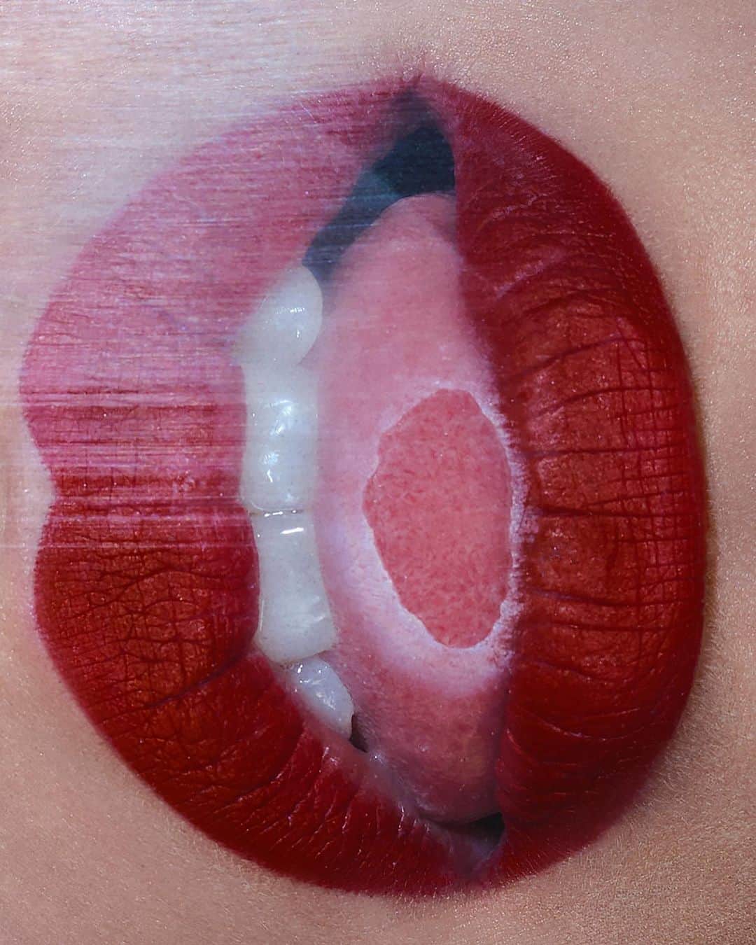 Kylie Cosmeticsさんのインスタグラム写真 - (Kylie CosmeticsInstagram)「love a good red lip for fall 🫦❤️ featuring 'subtle flex' matte lip crayon」9月13日 0時42分 - kyliecosmetics