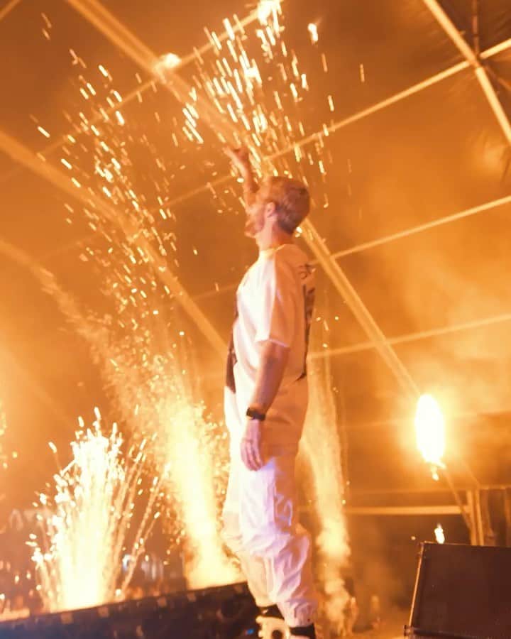 ドン・ディアブロのインスタグラム：「1,2,3,4 or 5🔥!? That wraps up the last show of the Euro SUMMER tour 2023! Thanks everyone for all the love and energy ❤️ Been working HARD in the studio non stop all throughout the year so lots of new music on the way! Xxx」