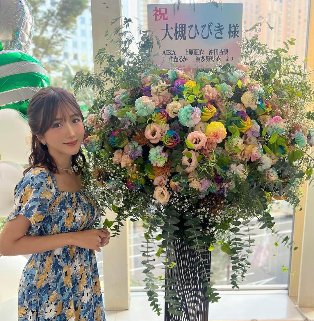 大槻ひびきのインスタグラム：「ミルジェネLive Sweet Memories2023 リモート視聴や会場で観てくれた皆さま ありがとうございました🥰 大好きな2曲歌わせていただきました✨ 黄色いサイリウムや 手作りうちわもいっぱい振って応援してくれて 楽しく歌えました🧡 会場にお花も届いていました🌸 ファンの皆さん、 杏梨ちゃん、はたの、るーちゃん、AIKA、亜衣、 ありがとうう🥹🧡  またいつか歌いたいな🎵」