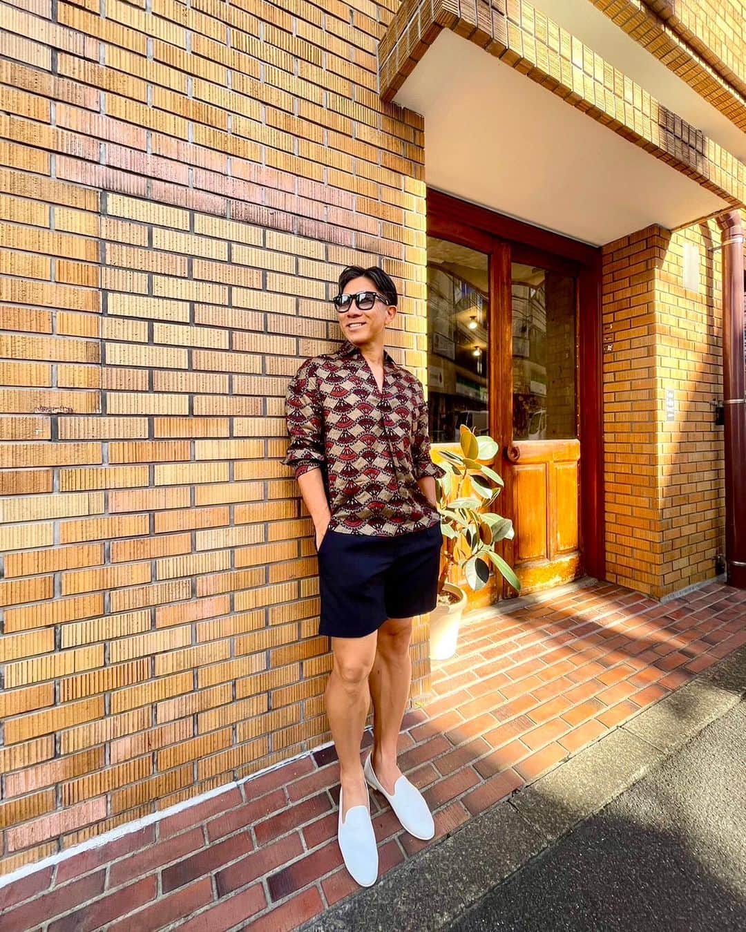 前園真聖さんのインスタグラム写真 - (前園真聖Instagram)「素敵なお店でプールサイドシャツ にショーツでまだまだ夏気分🫰 #coffee  #cafe  #rawsugarroast」9月13日 0時47分 - maezono_masakiyo