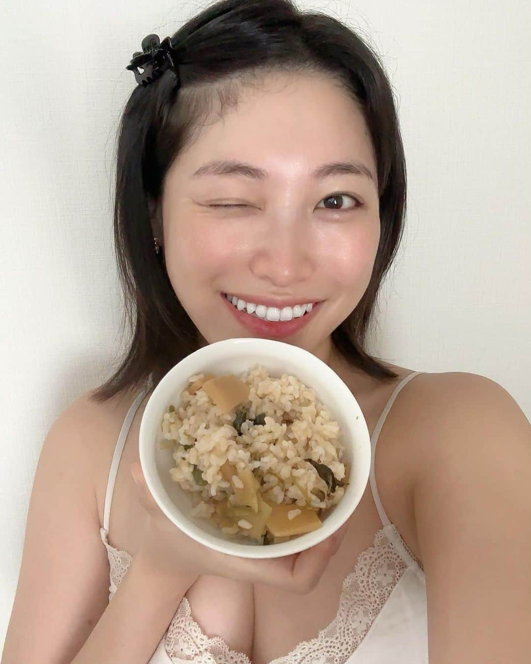 春原未来さんのインスタグラム写真 - (春原未来Instagram)「外食ばかりしてる…ってそうイメージされてる方も多いと思うけど,自宅でごはんもちゃんと食べてます！！😆  最近お取り寄せしたのは,炊いたごはんに混ぜるだけのごはんの素！  我が家は基本玄米＋雑穀米なんだけど,今回は玄米100%にきむらくさんのおうちごはんシリーズの,筍と山菜の混ぜご飯の素を混ぜてみたよ！  1合分1袋だから使いやすい！  たけのこ,壬生菜,山椒,わらびが入ってて美味しかったー🥰  04種類のセットを選んだから今後も楽しみです！京都の老舗(明治17年創業)の味をおうちで味わえるって贅沢✨️  PR @ajinokaomise_official #通販グルメ #味の顔見世 #木村九商店 #ちらし寿司の素 #混ぜご飯の素 #京佃煮 #京都グルメ #おうちごはんシリーズ12 #簡単ごはんおうちごはん #混ぜるだけ簡単 #京都老舗 #ちゃんと美味しい #ちらし寿司 #湯葉料理 #たけのこご飯 #山菜ご飯  #常温保存可能品」9月13日 0時57分 - sunohara_miki