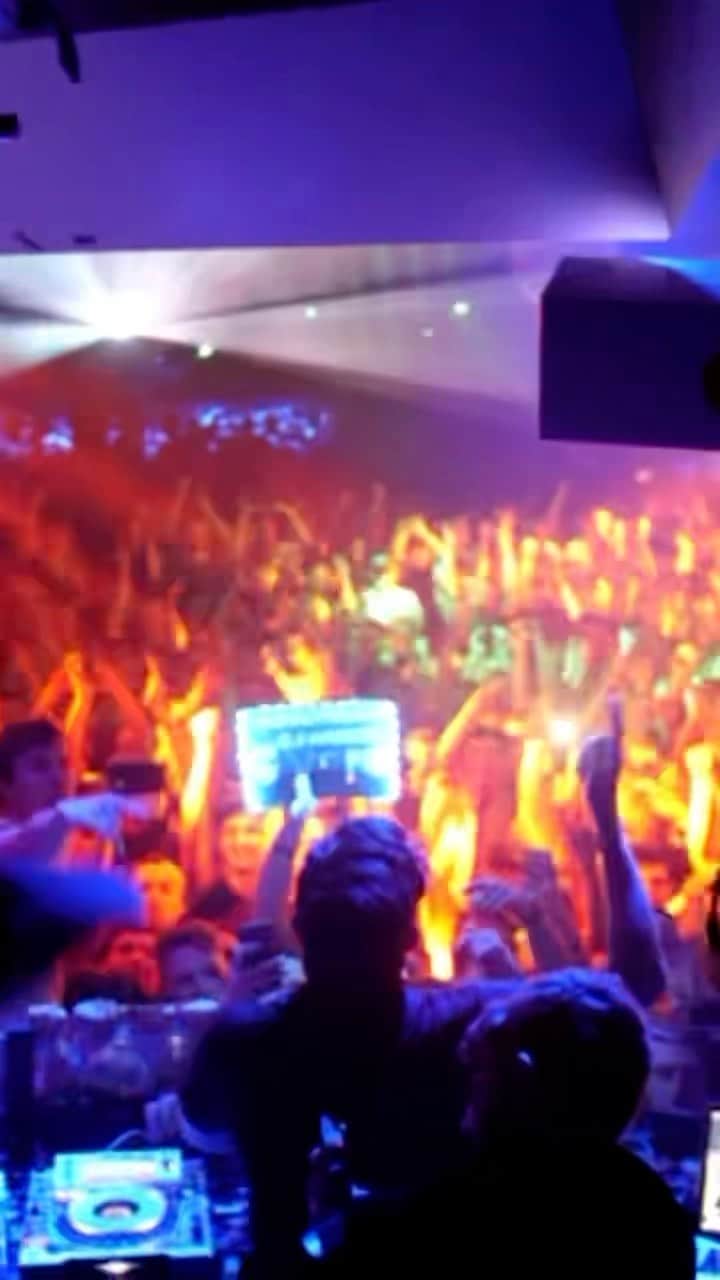 ディロン・フランシスのインスタグラム：「Back when I was a literal baby, I took a trip to Amsterdam. I was adopted by the underground DJ scene and had my bar mitzvah at a music conference called ADE. That is where I truly became a man. The clip you’re watching happened right after I celebrated my manhood in the red light district. Im so excited to come back to where is all started, @amsterdamdanceevent… but this time as a MAN man.」