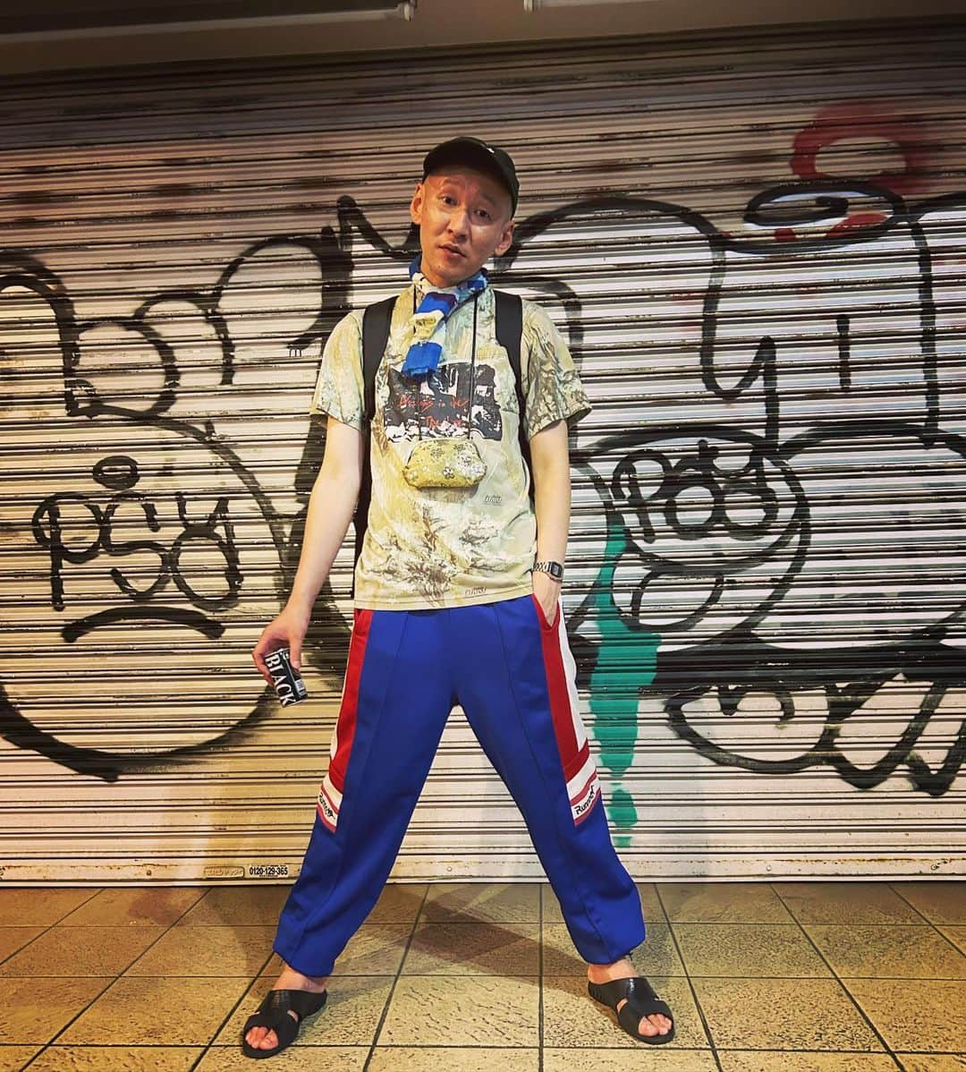 市川刺身さんのインスタグラム写真 - (市川刺身Instagram)「今日の服装。 渋谷でライブの日。  ハラノムシで購入したゴミ捨て場のTシャツ。 十四才で購入したRUNNINGのジャージ。 無駄づくりの黒帽子に黒の便所サンダルで金のがま口と手ぬぐいにmont-bellのリュック。  ライブ終えて遅めの帰宅で高円寺着いてラーメン屋行ったら偶然隣の席が、ななまがりの森下さんで店を出て森下さんに撮ってもらいました。 森下さんは僕に会う気がしてたらしく全然ビックリしてませんでした。 森下さんありがとうございます。  #今日着た服 #ファッション #古着 #高円寺 #ななまがり #森下さん #おしゃれ」9月13日 0時51分 - soitsudoitsu