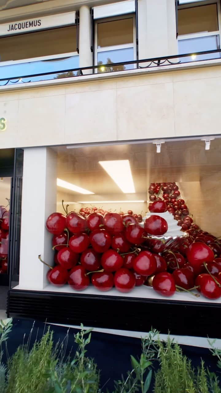 ジャックムスのインスタグラム：「DISCOVER OUR NEW INSTALLATION, AVENUE MONTAIGNE! JACQUEMUS.com」