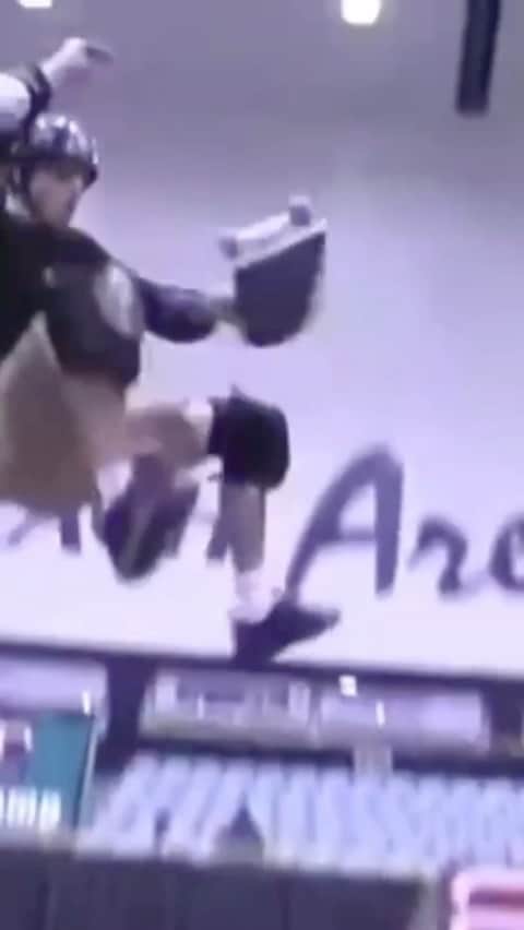 トニー・ホークのインスタグラム：「ASR demo, 1999. Back when the only vert ramps were in warehouses or assembled temporarily for trade shows, concerts or @xgames  (via @deanskateboarder)」