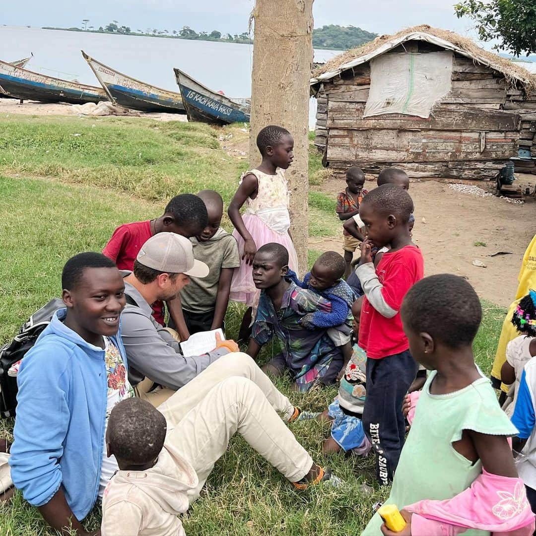 ギャレット・バックストロームさんのインスタグラム写真 - (ギャレット・バックストロームInstagram)「The experience I had serving in Uganda had eternal transformative power within my life. In America, it’s so easy to be consumed by the self-centered, pleasure seeking cultural norms that give us temporary highs and empty fulfillment. Our desire for material gain, status, and power have resulted in ourselves becoming the biggest idol in our lives.   The encouragement is to follow in the steps of Jesus who reversed the values by teaching that the first shall be last and the last shall be first. Greatness is measured by one’s willingness to serve others rather than your power, wealth, or status. Let the 'Why' in what we do be a reflection of Him who showed us the power of altruism.」9月13日 0時56分 - gbackstrom