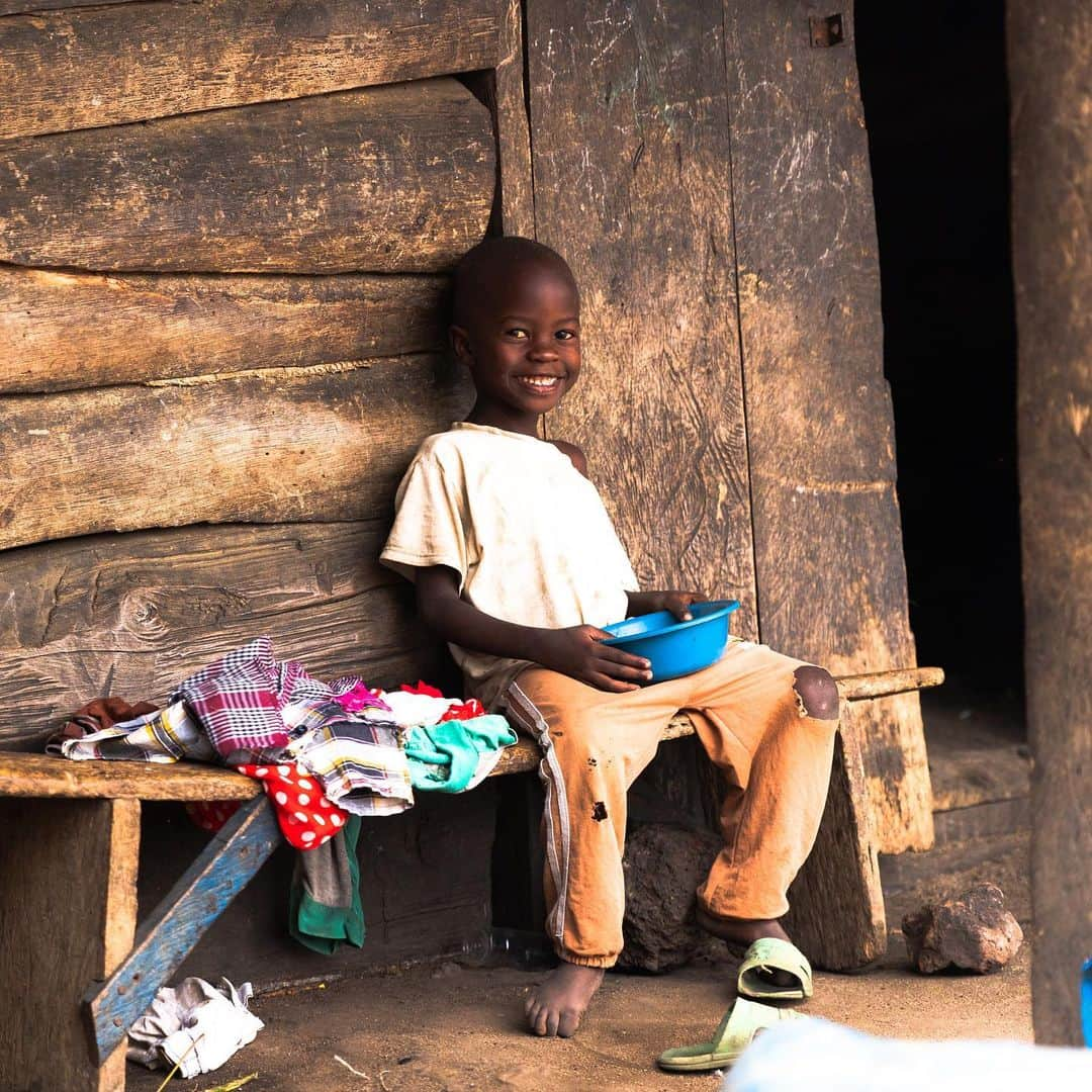 ギャレット・バックストロームさんのインスタグラム写真 - (ギャレット・バックストロームInstagram)「The experience I had serving in Uganda had eternal transformative power within my life. In America, it’s so easy to be consumed by the self-centered, pleasure seeking cultural norms that give us temporary highs and empty fulfillment. Our desire for material gain, status, and power have resulted in ourselves becoming the biggest idol in our lives.   The encouragement is to follow in the steps of Jesus who reversed the values by teaching that the first shall be last and the last shall be first. Greatness is measured by one’s willingness to serve others rather than your power, wealth, or status. Let the 'Why' in what we do be a reflection of Him who showed us the power of altruism.」9月13日 0時56分 - gbackstrom