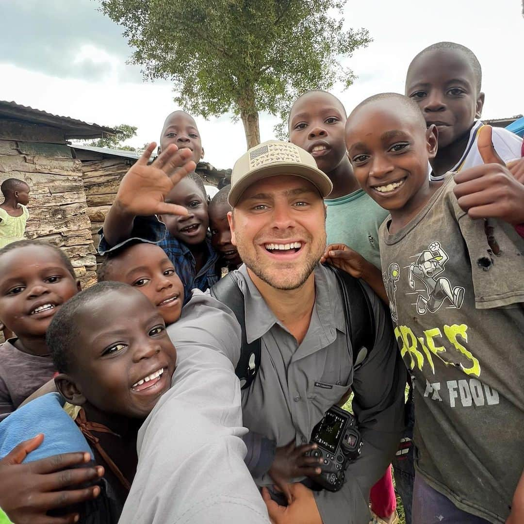 ギャレット・バックストロームのインスタグラム：「The experience I had serving in Uganda had eternal transformative power within my life. In America, it’s so easy to be consumed by the self-centered, pleasure seeking cultural norms that give us temporary highs and empty fulfillment. Our desire for material gain, status, and power have resulted in ourselves becoming the biggest idol in our lives.   The encouragement is to follow in the steps of Jesus who reversed the values by teaching that the first shall be last and the last shall be first. Greatness is measured by one’s willingness to serve others rather than your power, wealth, or status. Let the 'Why' in what we do be a reflection of Him who showed us the power of altruism.」