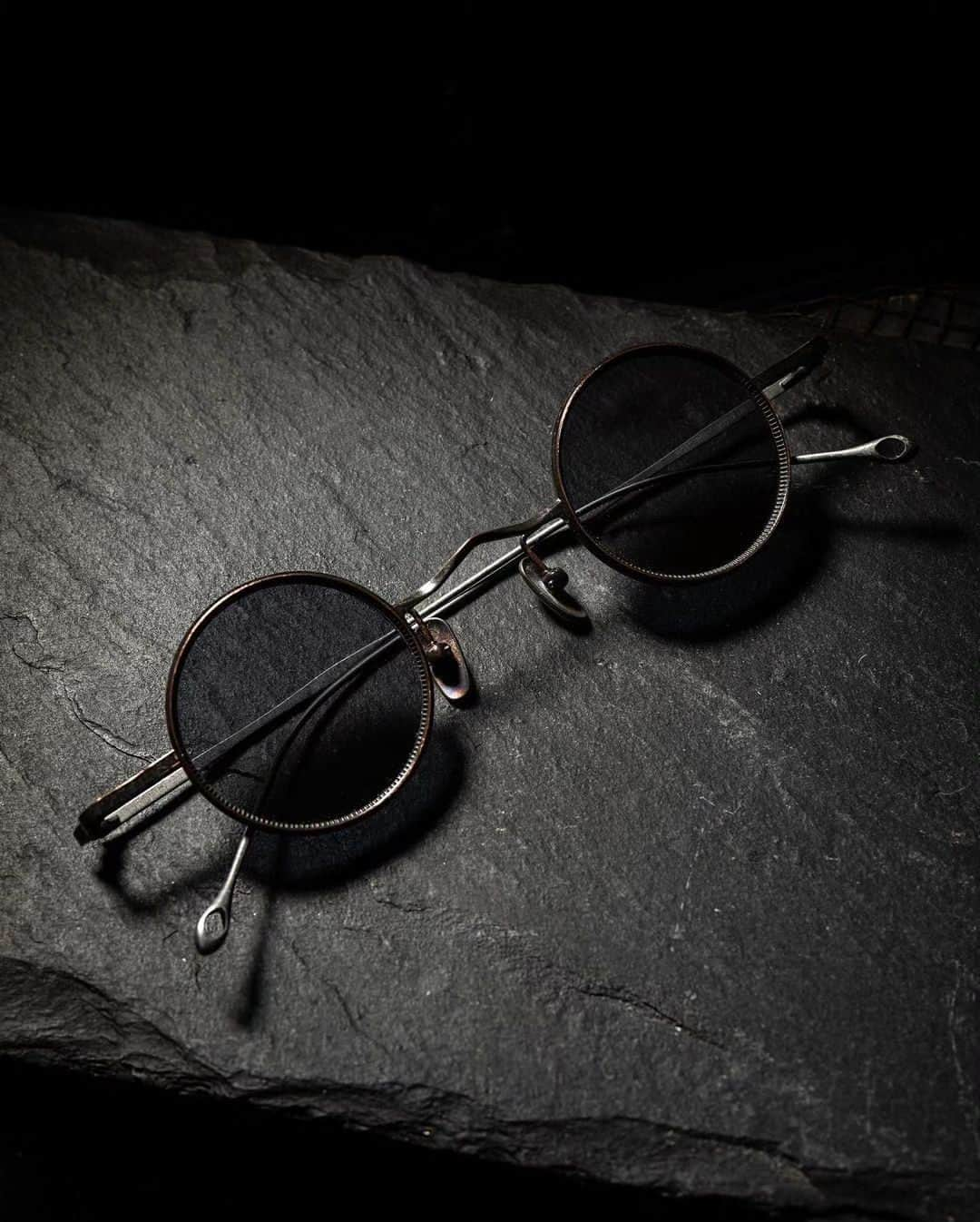 リガーズさんのインスタグラム写真 - (リガーズInstagram)「Repost @inn7   Rigards eyewear new drop⁠ The #RG1018TI is handmade from Beta Titanuim.⁠ ⁠ Available in-stores & online⁠ ⁠----------⁠ #rigards #ss233 #inn7tlv #inn7fashion #inn7  #darkfashion #avantgarde #avantgardefashion #highfashion #avantgardetlv⁠ ⁠」9月13日 0時57分 - rigards