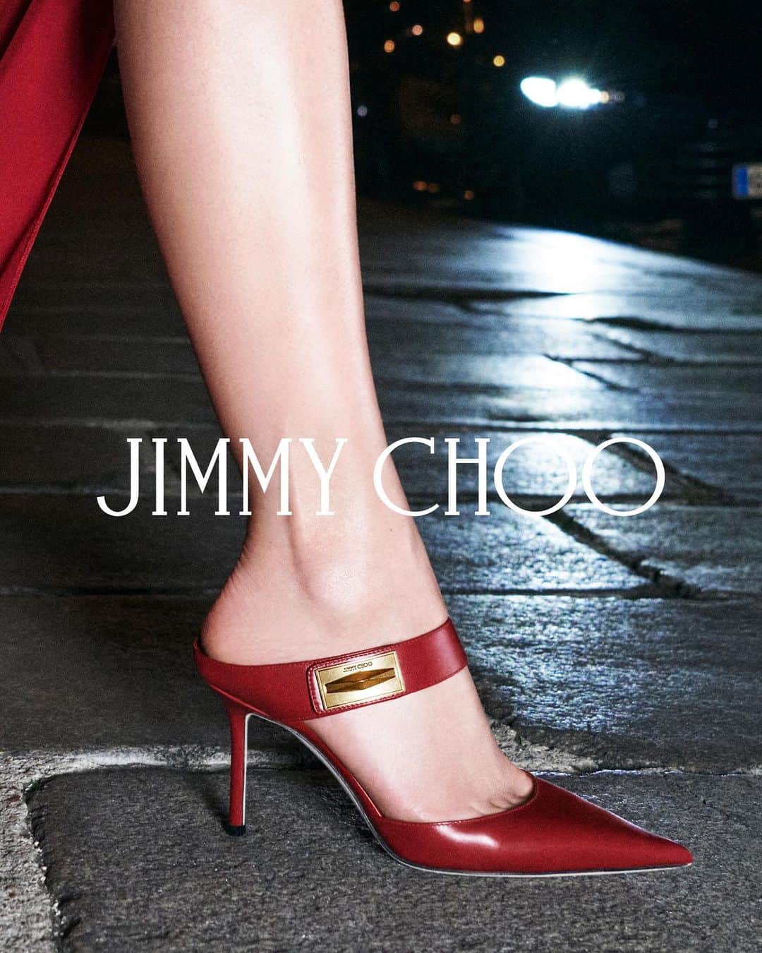 Jimmy Chooさんのインスタグラム写真 - (Jimmy ChooInstagram)「Combining the Diamond family's signature hardware with a bold silhouette, the Nell Mule is a compelling new take on a classic piece. #JimmyChoo」9月13日 1時07分 - jimmychoo