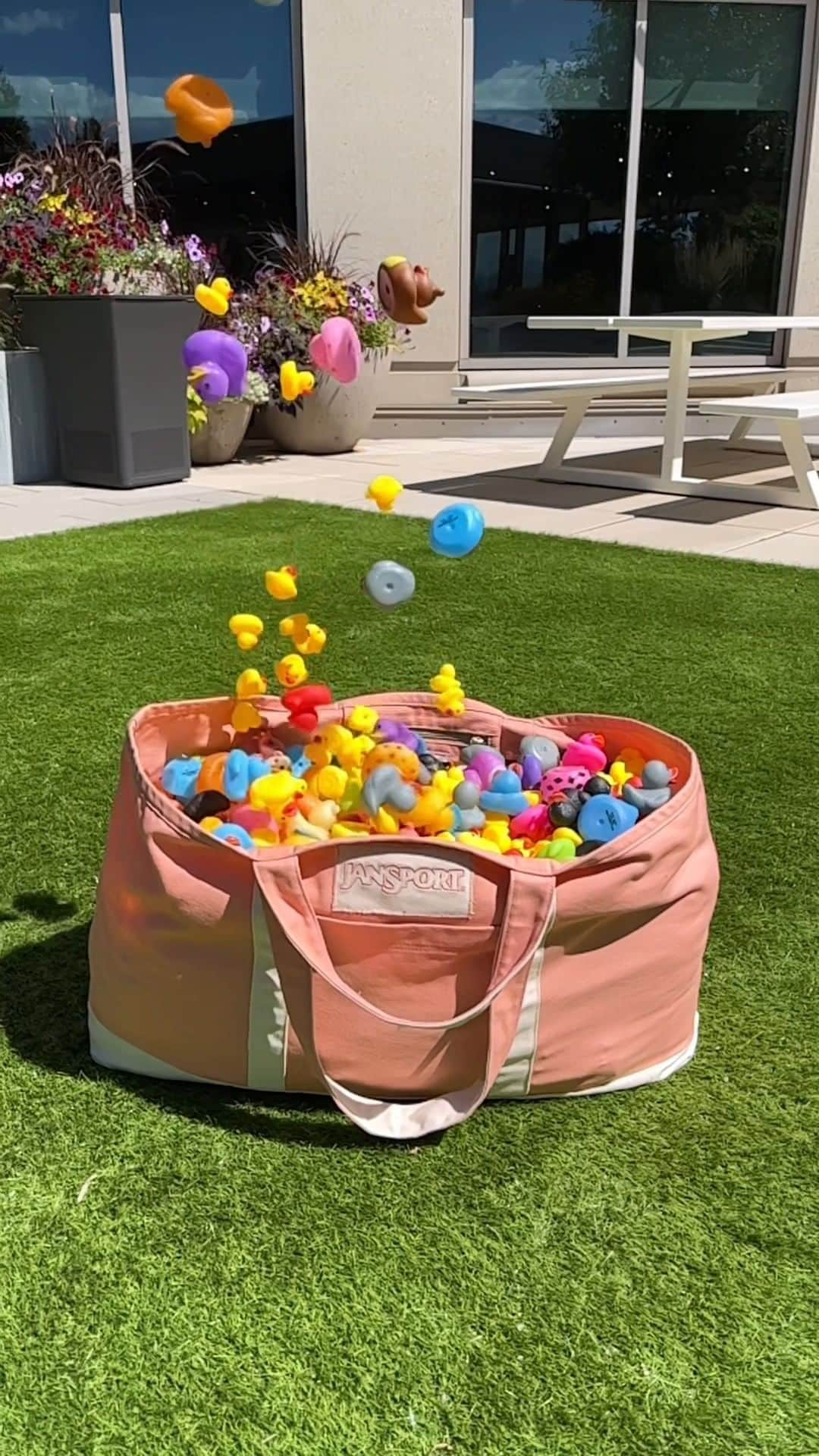 ジャンスポーツのインスタグラム：「Rubber duckie approved ✅ 100% Surplus Extra Large Tote, built to fit all the things. #AlwaysWithYou」