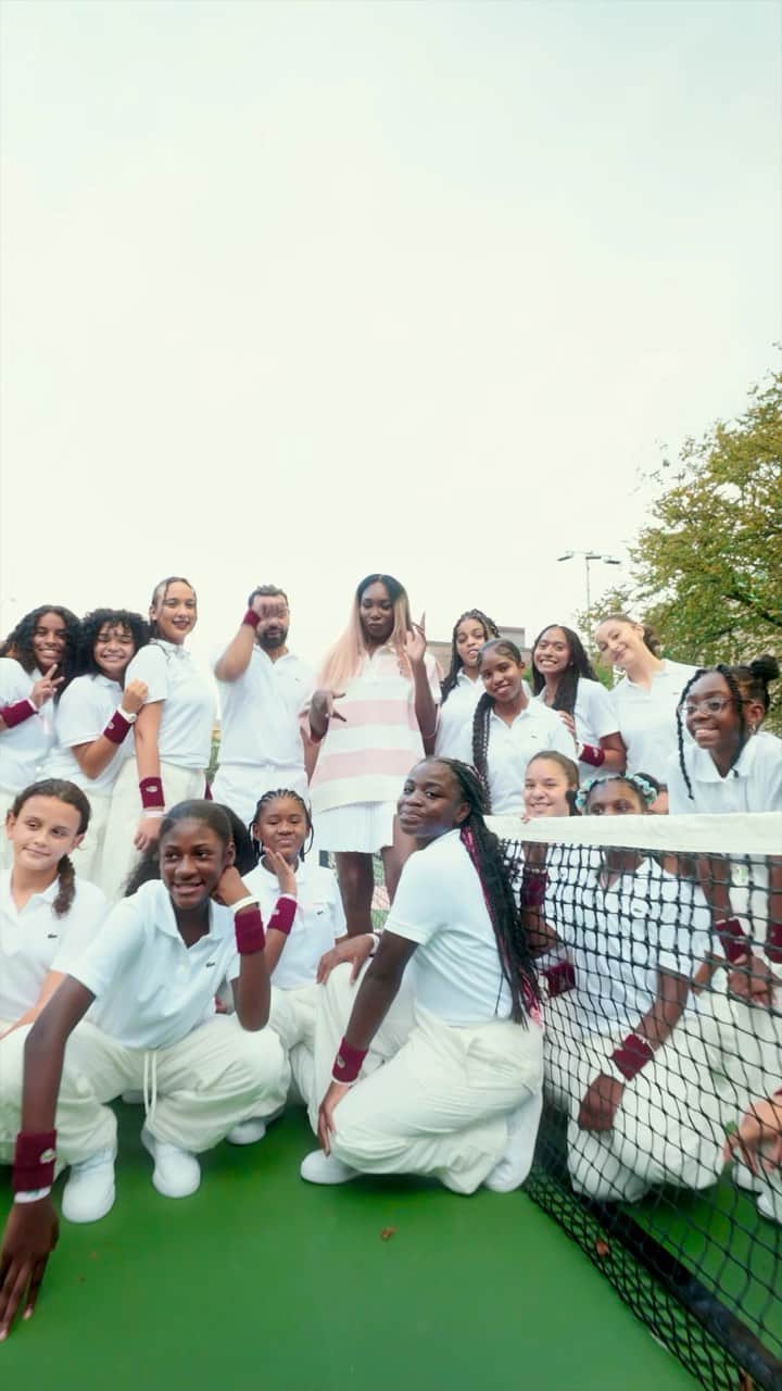 のインスタグラム：「Celebrated our 90th anniversary with the New York City tennis communities in the Bronx by renovating 2 tennis courts powered by @venuswilliams! ✨  In collaboration with @cpfnyc, these courts will aim to provide long-term access to tennis for the youth of the Bronx through a program that is both sports-oriented and educational.   Artwork: @premierebase Project: @teametendart  #LacosteCelebrates90」