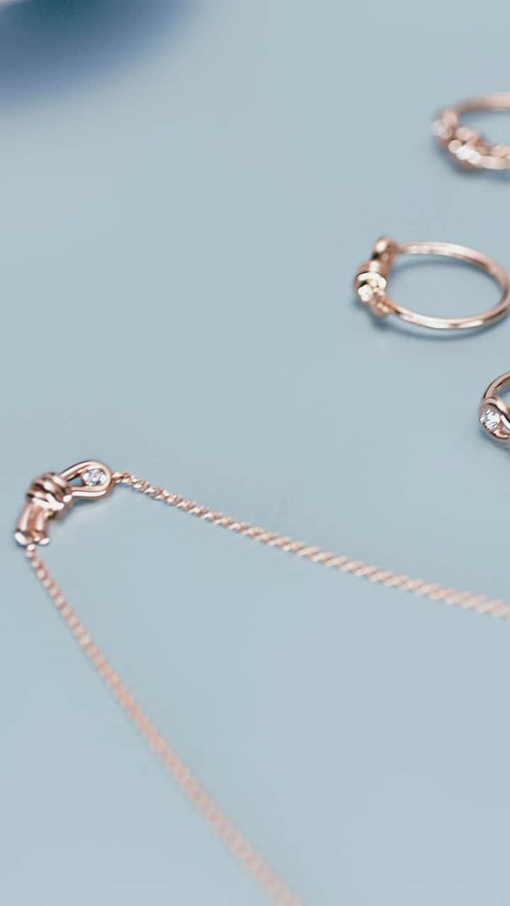 ドドのインスタグラム：「The symbol of an eternal bond now with luminous rose gold, diamonds and asymmetric twist.  #DoDoNodo #DoDoJewels」