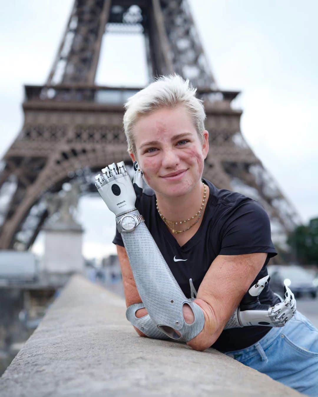 ベアトリーチェ・ヴィオのインスタグラム：「I'm usually not very punctual 😊 but now I certainly can't be late for the most important event of the season: #Paris2024 🤺   It's a pleasure to join the international team of @omega, historic partner of the Olympic and Paralympic Games 🦾  #OMEGAOfficialTimekeeper #OMEGAMyChoice」