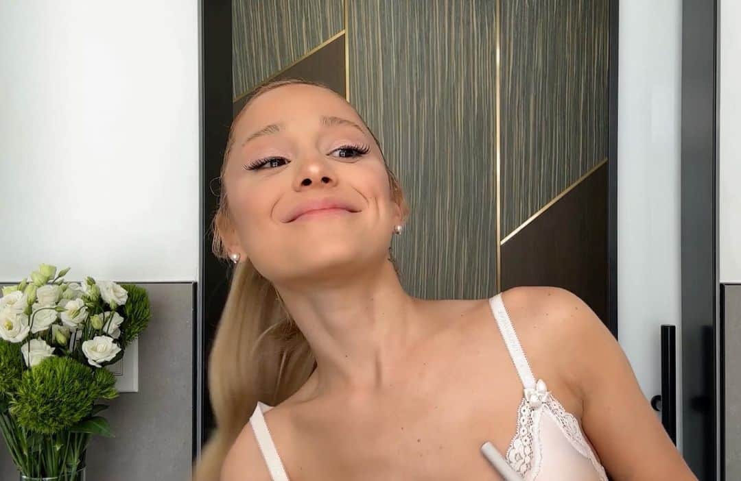 アリアナ・グランデさんのインスタグラム写真 - (アリアナ・グランデInstagram)「most nervous i’ve been in so long and definitely not the best i’ve ever done my make up but had a very lovely time :) thank you for having me @voguemagazine and for making space for my very Cancerian humanness  🦀🫧  Director: @gabriellereich DP: @hass_avocado Editor: @msuyeda Entertainment Director, Vogue (and sweet friend): @sergiokletnoy」9月13日 1時01分 - arianagrande