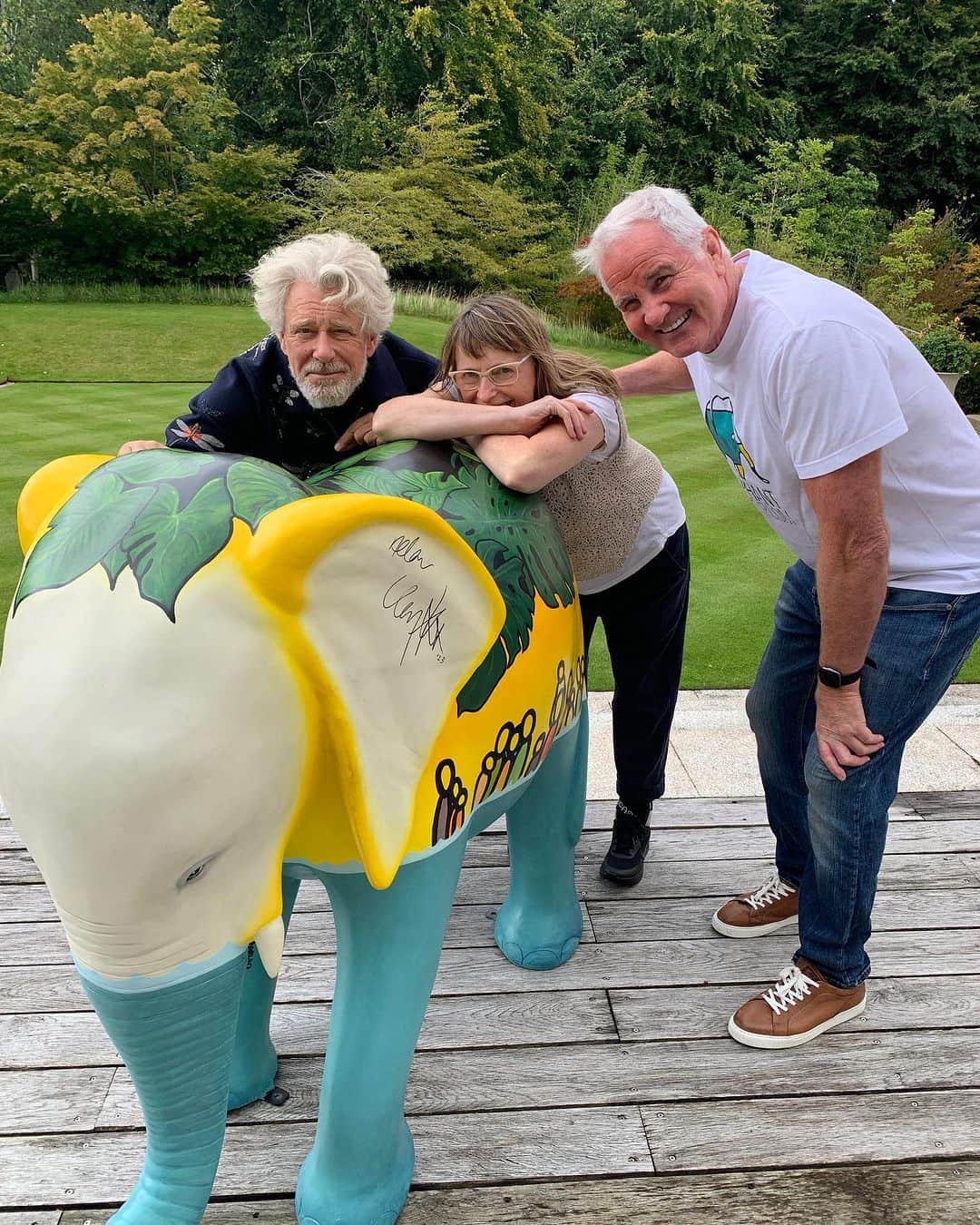 U2のインスタグラム：「Bid for your chance to own a stunning 4-foot-tall elephant decorated and signed by Adam Clayton in collaboration with artist @debbiechapmanart.  The piece titled 'All At Sea' was created with mental healthy charity @elephantintheroommovement to encourage people to speak out about mental health issues. All profits from the sale will go to the @samaritanscharity Ireland. The auction ends 8pm on Fri 6th Oct 2023.」
