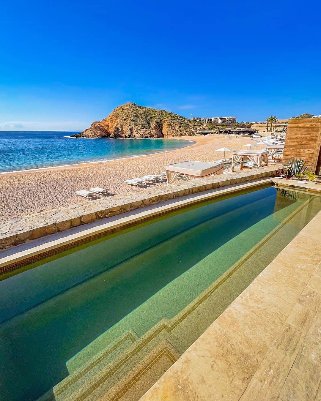 BEAUTIFUL HOTELSさんのインスタグラム写真 - (BEAUTIFUL HOTELSInstagram)「@montageloscabos dives into the lap of luxury at Montage in Cabo San Lucas, Mexico! 🇲🇽  Did you know this coastal gem doesn't just offer stunning ocean views but also a world-class golf course, spa, and multiple dining venues to choose from? ⛳ Whether you're looking to read a well-thumbed book on the beach, participate in thrilling adventures in the water, or soak up some cultural experiences, Cabo San Lucas has something to offer every type of traveler. 🌊  📸 @montageloscabos 📍 Montage, Cabo San Lucas, Mexico」9月13日 1時02分 - beautifulhotels