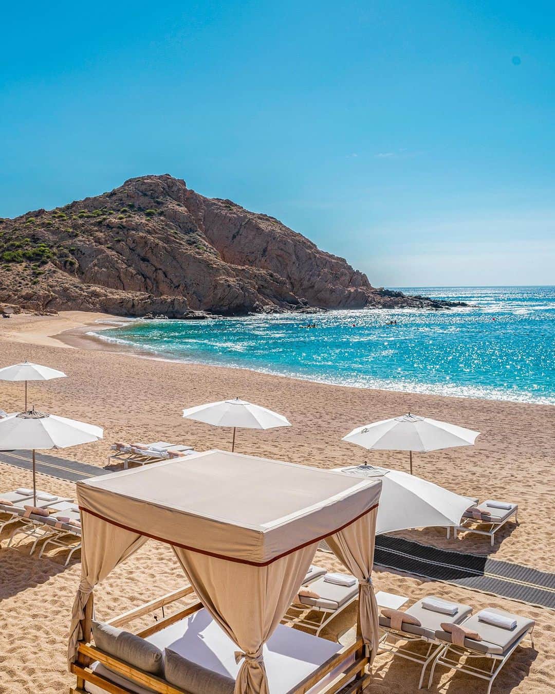 BEAUTIFUL HOTELSさんのインスタグラム写真 - (BEAUTIFUL HOTELSInstagram)「@montageloscabos dives into the lap of luxury at Montage in Cabo San Lucas, Mexico! 🇲🇽  Did you know this coastal gem doesn't just offer stunning ocean views but also a world-class golf course, spa, and multiple dining venues to choose from? ⛳ Whether you're looking to read a well-thumbed book on the beach, participate in thrilling adventures in the water, or soak up some cultural experiences, Cabo San Lucas has something to offer every type of traveler. 🌊  📸 @montageloscabos 📍 Montage, Cabo San Lucas, Mexico」9月13日 1時02分 - beautifulhotels