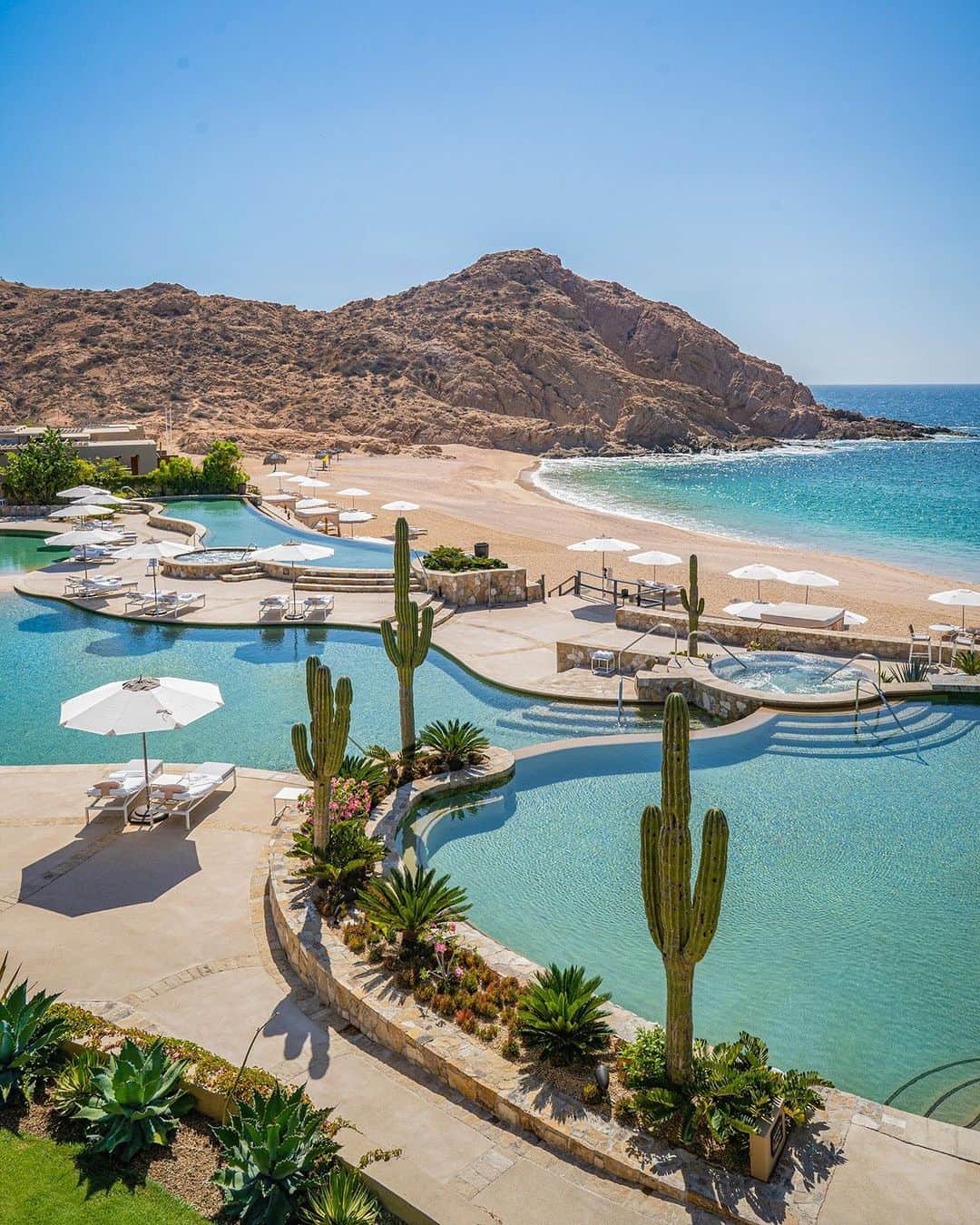 BEAUTIFUL HOTELSのインスタグラム：「@montageloscabos dives into the lap of luxury at Montage in Cabo San Lucas, Mexico! 🇲🇽  Did you know this coastal gem doesn't just offer stunning ocean views but also a world-class golf course, spa, and multiple dining venues to choose from? ⛳ Whether you're looking to read a well-thumbed book on the beach, participate in thrilling adventures in the water, or soak up some cultural experiences, Cabo San Lucas has something to offer every type of traveler. 🌊  📸 @montageloscabos 📍 Montage, Cabo San Lucas, Mexico」