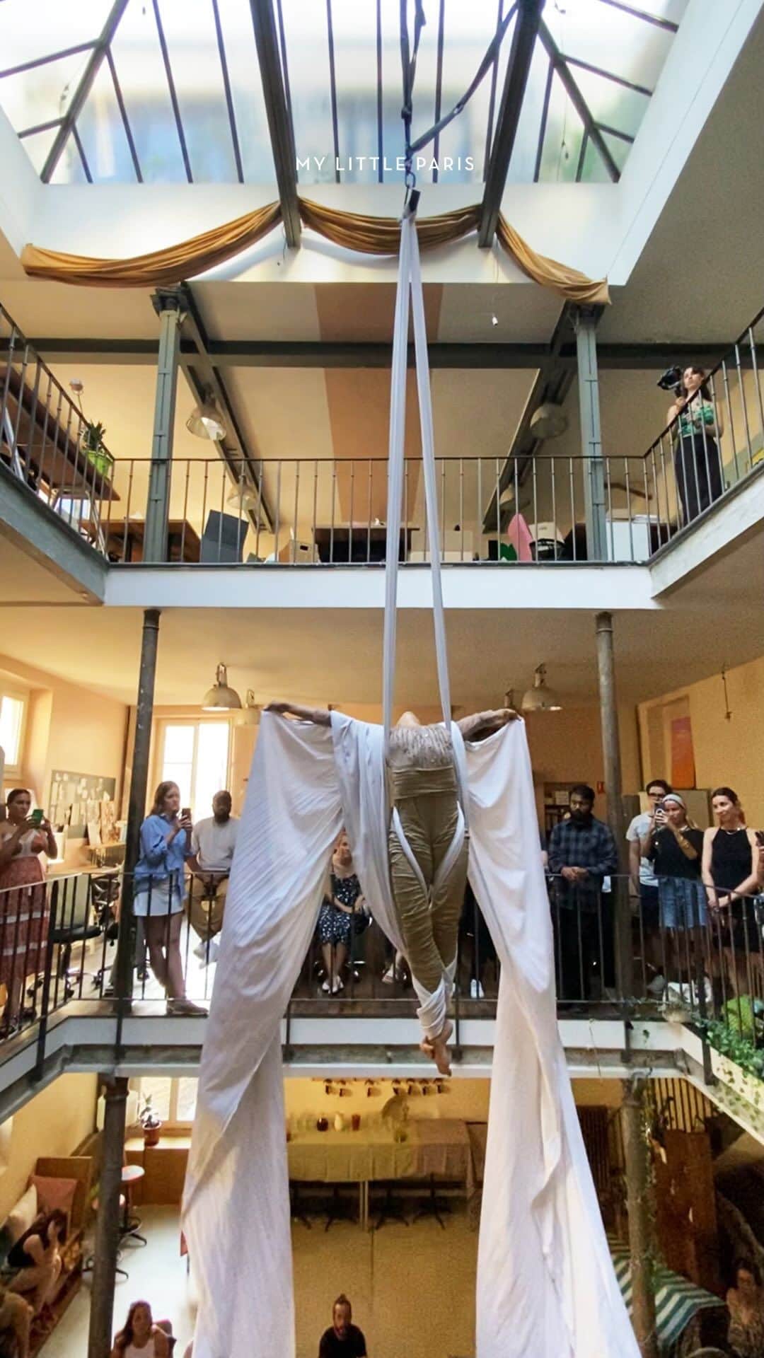 My Little Parisのインスタグラム：「Hier, l’acrobate Amélie Kourim est venue pimper notre “Starter”, aka LA réunion hebdomadaire de My Little Paris. L’idéal pour commencer l’année avec un peu de hauteur, de légèreté… et d’adrénaline.  🇬🇧: Yesterday, acrobat Amélie Kourim came to spice up our « Starter », aka THE weekly meeting at My Little Paris. The perfect way to start afresh with a little height, lightness... and adrenalin.」