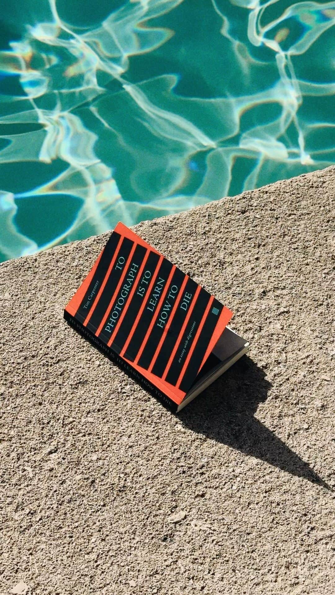 アリス・ガオのインスタグラム：「light summer reading 😅」