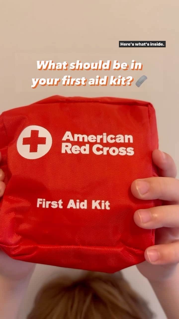 ネーブ・キャンベルのインスタグラム：「Do you know what should be in your first aid kit? This first-grader from Vermont sure does! Make sure you have what you need to stay prepared in the new school year with these tips from @redcrossnne.   #FirstAid #FirstAidKit #SafetyTips #BackToSchool」