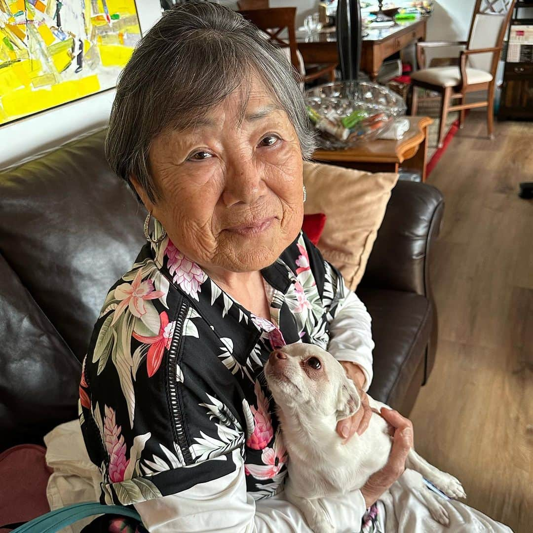 マーガレット・チョーのインスタグラム：「Lucia loves her grandma #love #rescuedog」