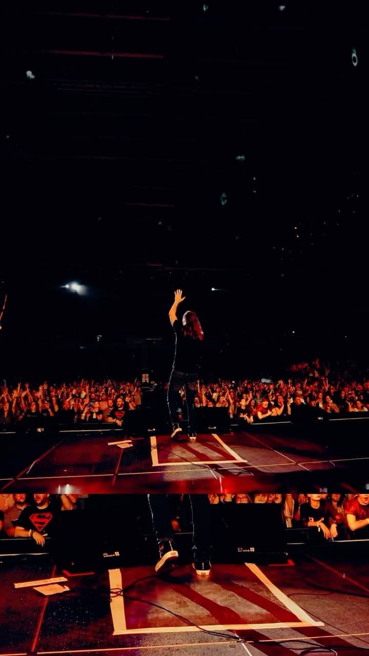 3 Doors Downのインスタグラム：「This tour is flying by, and we are having the time of our lives out here. Thanks to y’all for everything!   #3doorsdown #awayfromthesunanniversarytour #livemusic #tour   🎥: @wurzy_media」