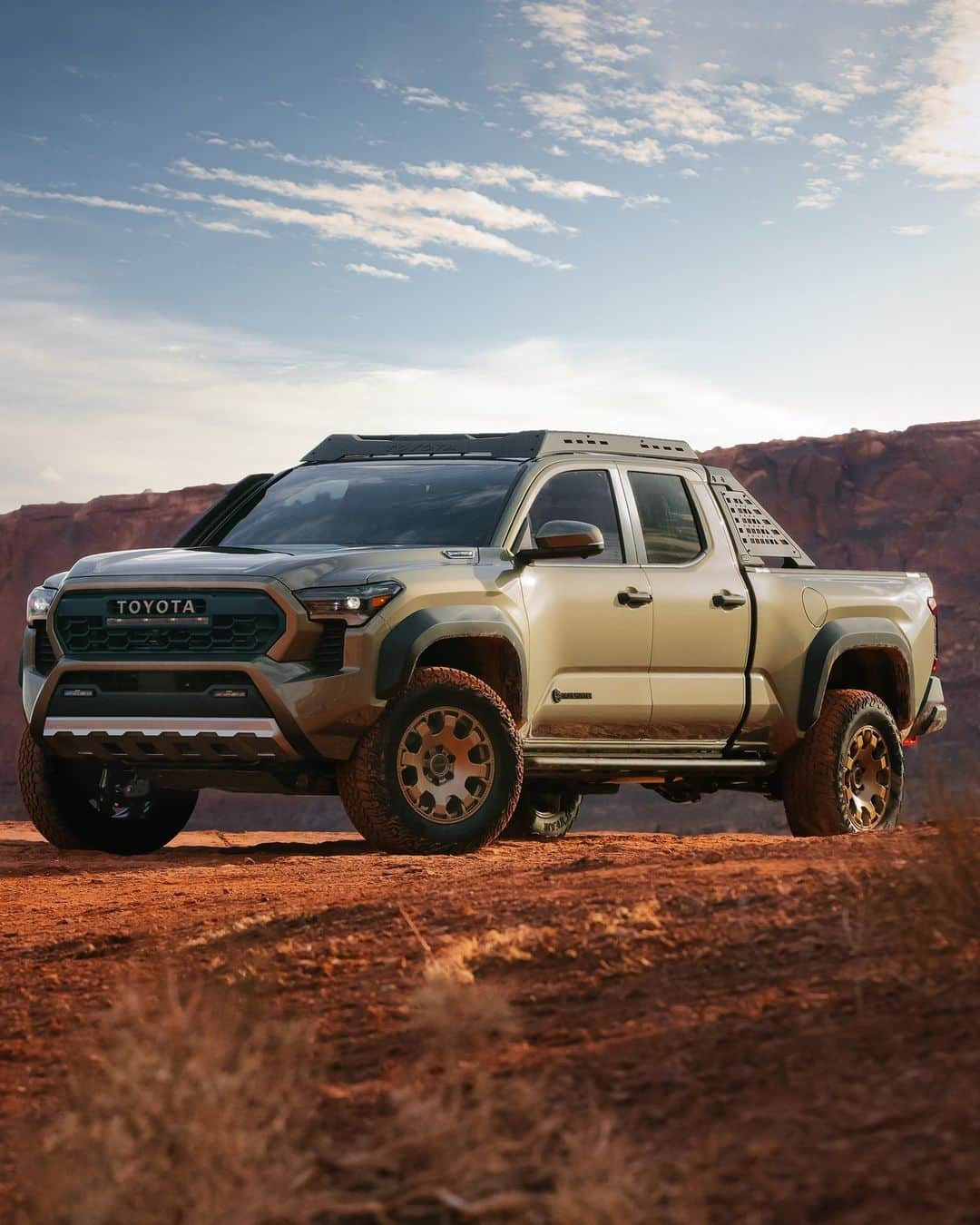 toyotausaのインスタグラム：「Trail-focused features like a Stabilizer Disconnect Mechanism, Old Man Emu® forged monotube shocks, and 33-in. Rugged Terrain tires make the #Tacoma #Trailhunter ready for those off-the-grid overlanding adventures. #LetsGoPlaces」