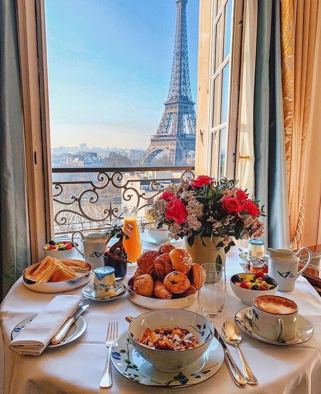 のインスタグラム：「10 days babyyyyyy and we'll be eating croissants under the Eiffel Tower and probably annoying every Parisian person with our terrible attempts at speaking French 🥹😂😍🥐🇫🇷🍷  Drop any Paris recommendations below please mon cherieeeee... (yes the French will HATE me 😂🤦🏻‍♀️) ⬇️」