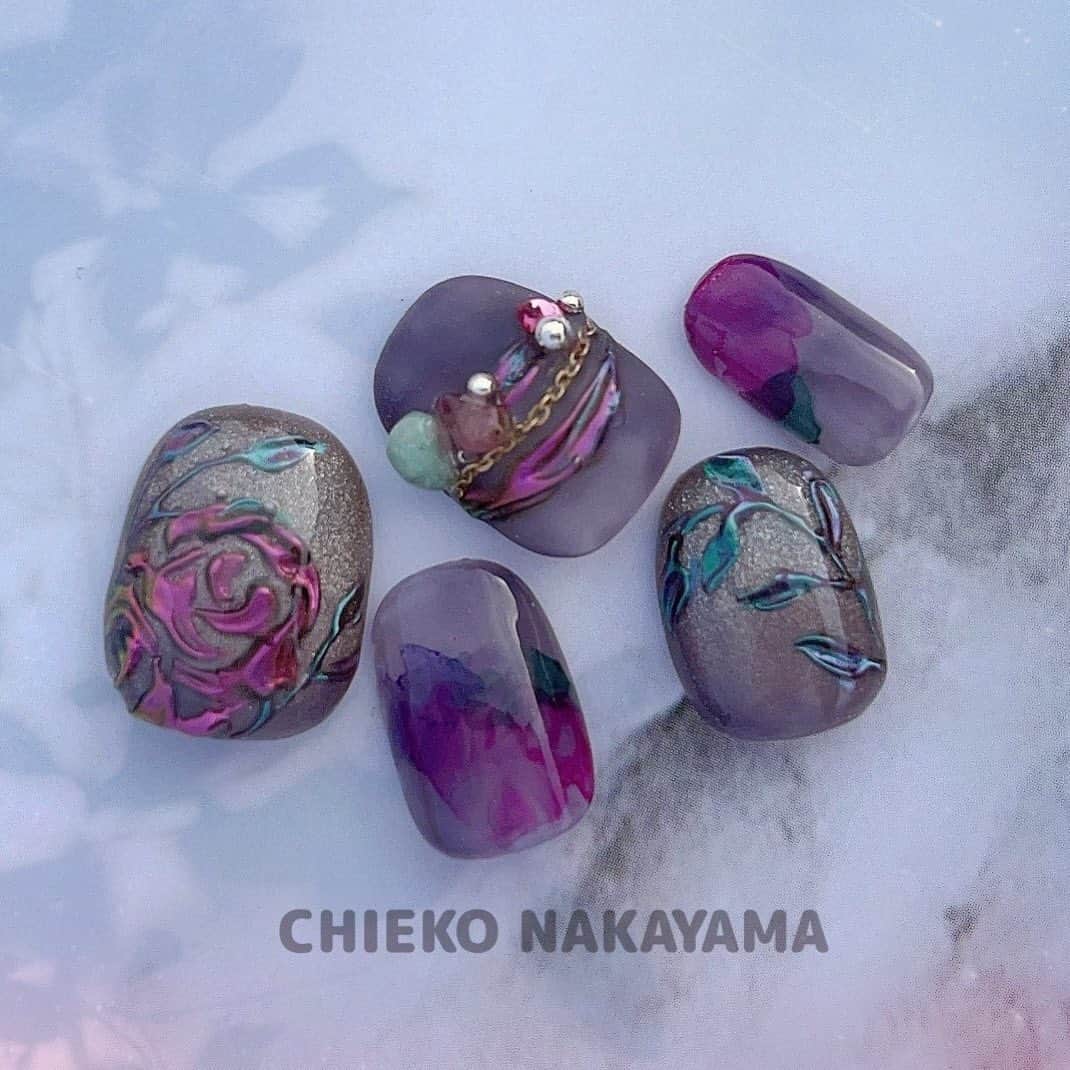 なかやまちえこのインスタグラム：「あきのねいる🍂⠀ ⠀ 9/23 11:00-ネイルスクールtricia⠀ @nailschooltricia ⠀ ジェルネイルアートレッスンのアートです。⠀ お申込み先のリンクはストーリーのハイライトに入れております！⠀ 使用商材は授業後に載せさせていただきます！⠀ ⠀ 皆様にお会いできるのを楽しみにしています☁️⠀ ⠀ #nail #nails #nailart #ネイル #美甲 #ネイルアート  #japanesenailart #manucure #japanesenails #manicurist #gelnails #أظافر #네일아트 #미용  #เพ้นท์เล็บ #artedeuñas #เพ้นท์เล็บเจล #ジェルネイルデザイン #ネイルデザイン #nagelkunst #秋ネイル #autumnnail」
