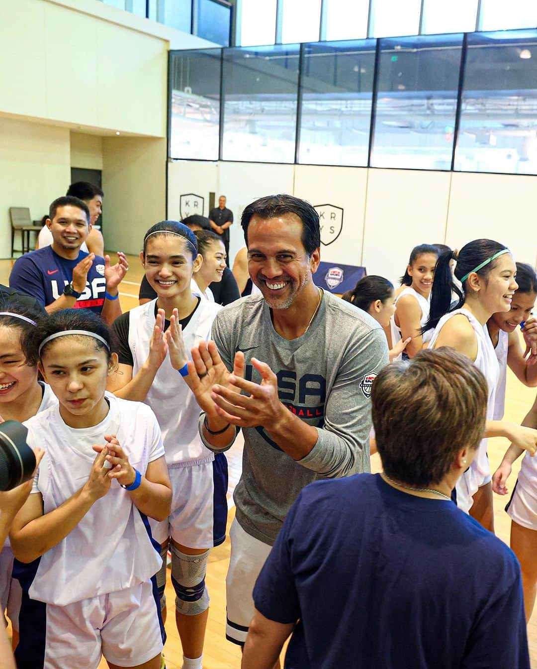 USA Basketballさんのインスタグラム写真 - (USA BasketballInstagram)「Thank you, Manila 🇵🇭  Your love for the game is unrivaled. 🇺🇸 #USABMNT out ✌️」9月13日 1時27分 - usabasketball