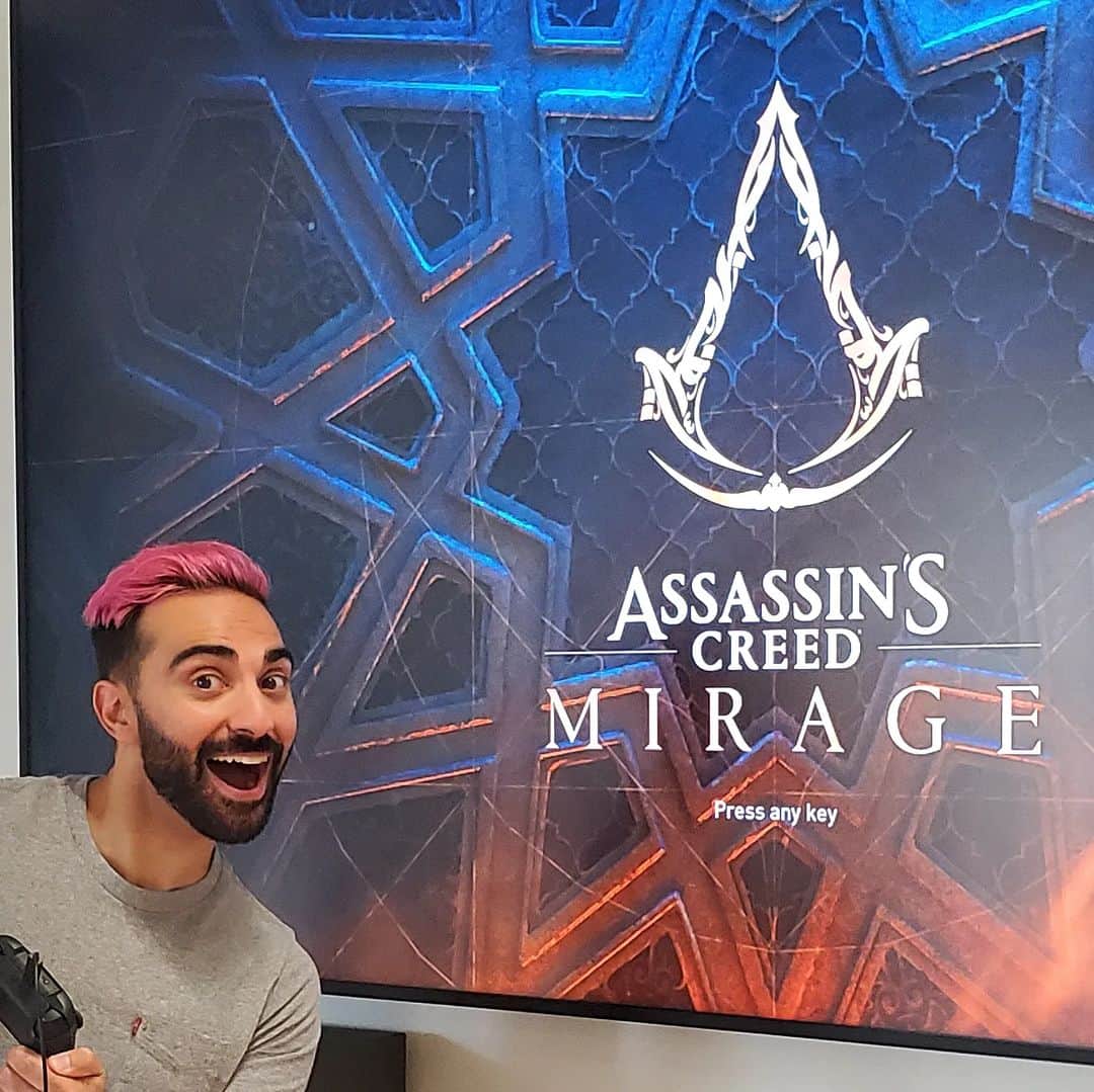 リー・マジャブのインスタグラム：「I played a bit of Assassin's Creed Mirage! I loved it! And early previews seem so positive! Truly grateful! 🤍🦅⚔️ #AssassinsCreed」