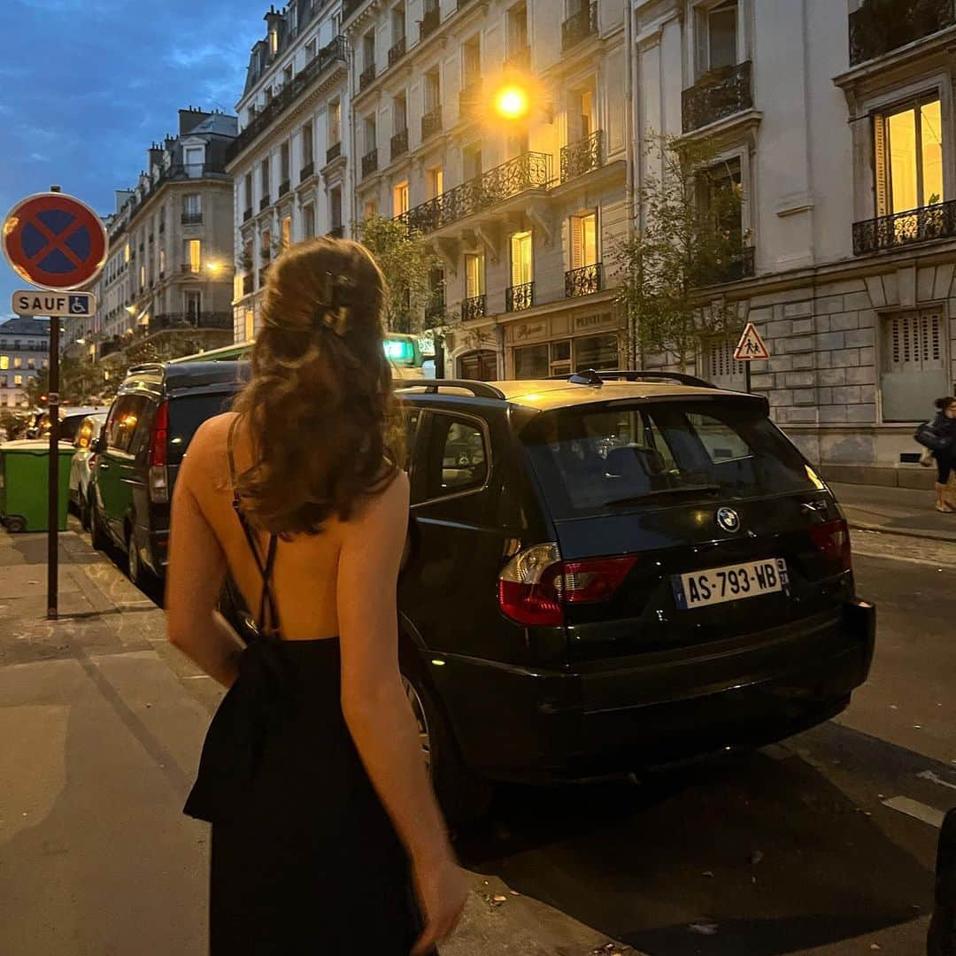 MaryanaRoのインスタグラム：「The smell of these streets of Paris 𓍯𓂃⋆⑅˚₊˚｡⋆୨୧˚ peepee & poopoo 🌊☁🫧」